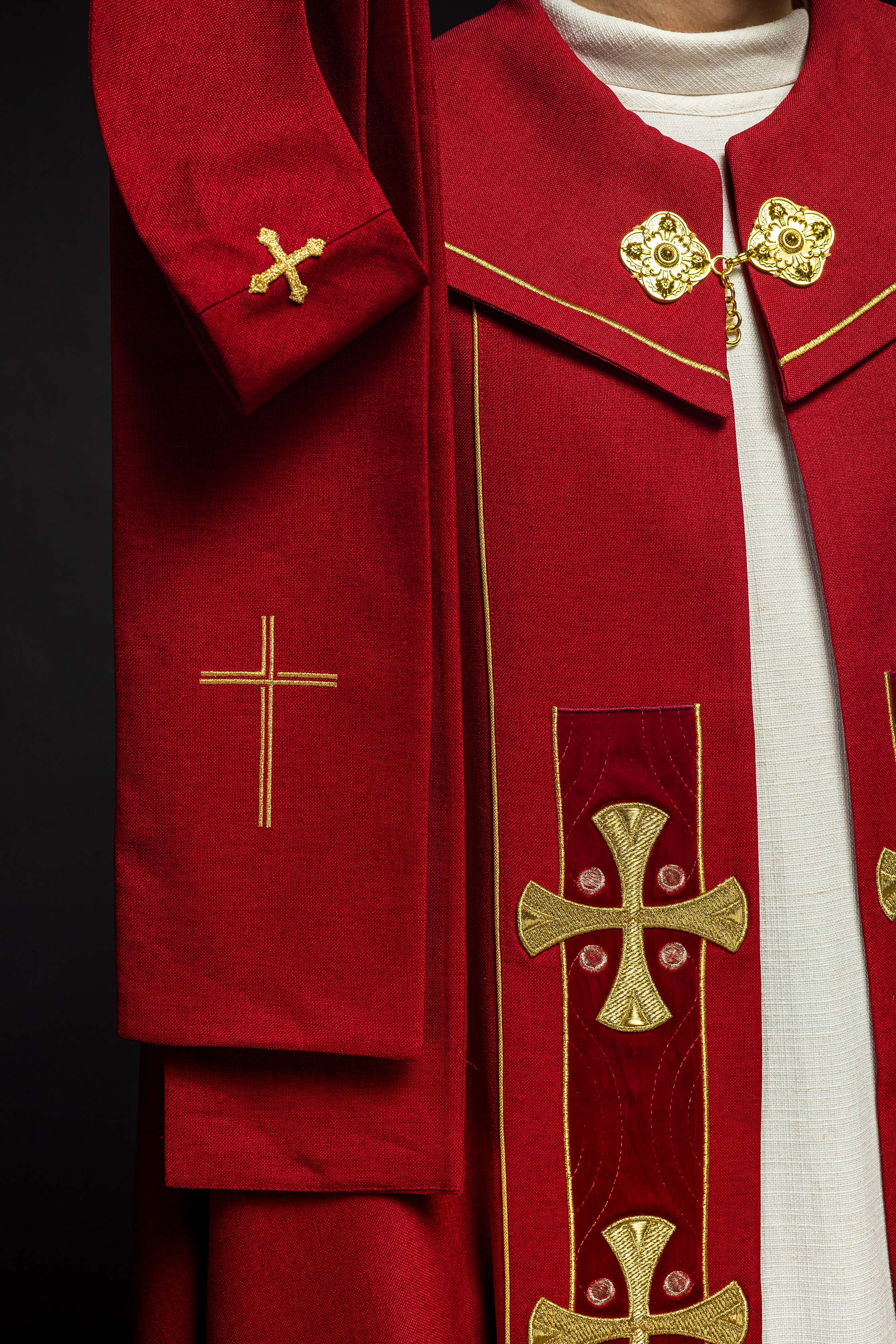 Kapa w haftowane złote krzyże z czerwonym aksamitem - ORNATY.PL