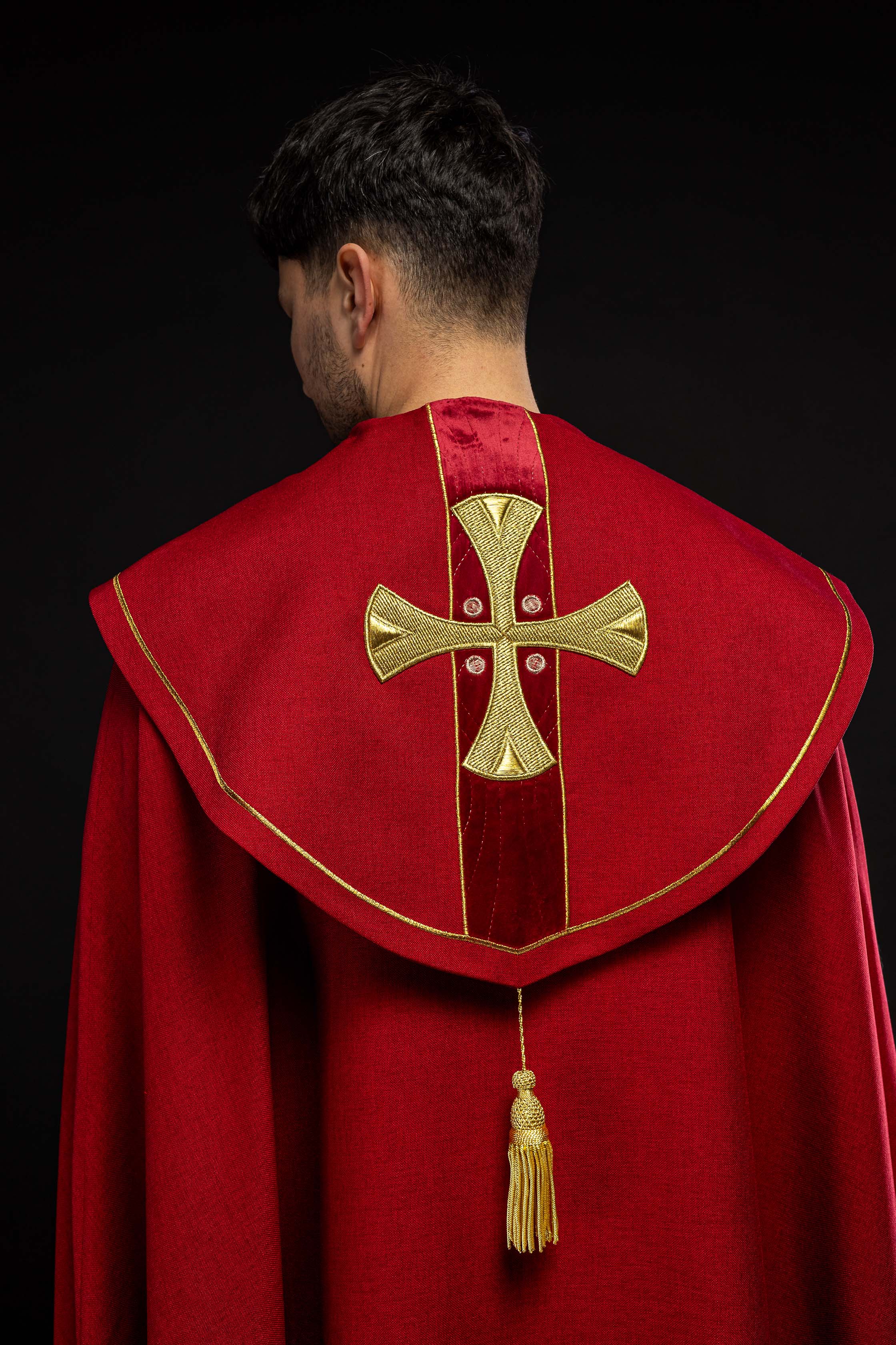Kapa w haftowane złote krzyże z czerwonym aksamitem - ORNATY.PL