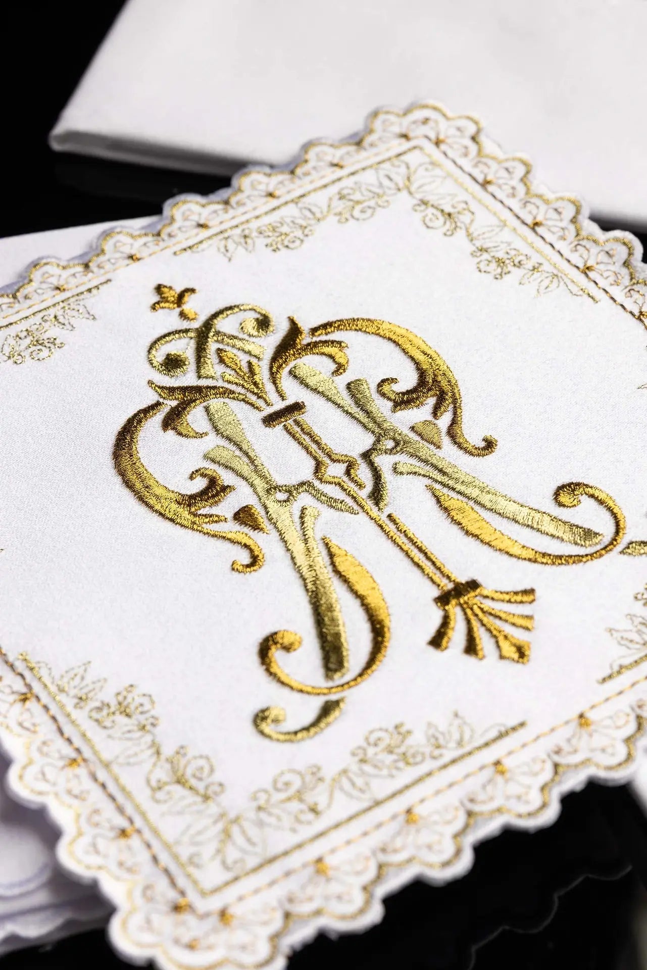 Liturgical chalice set with gold embroidered Marian motif