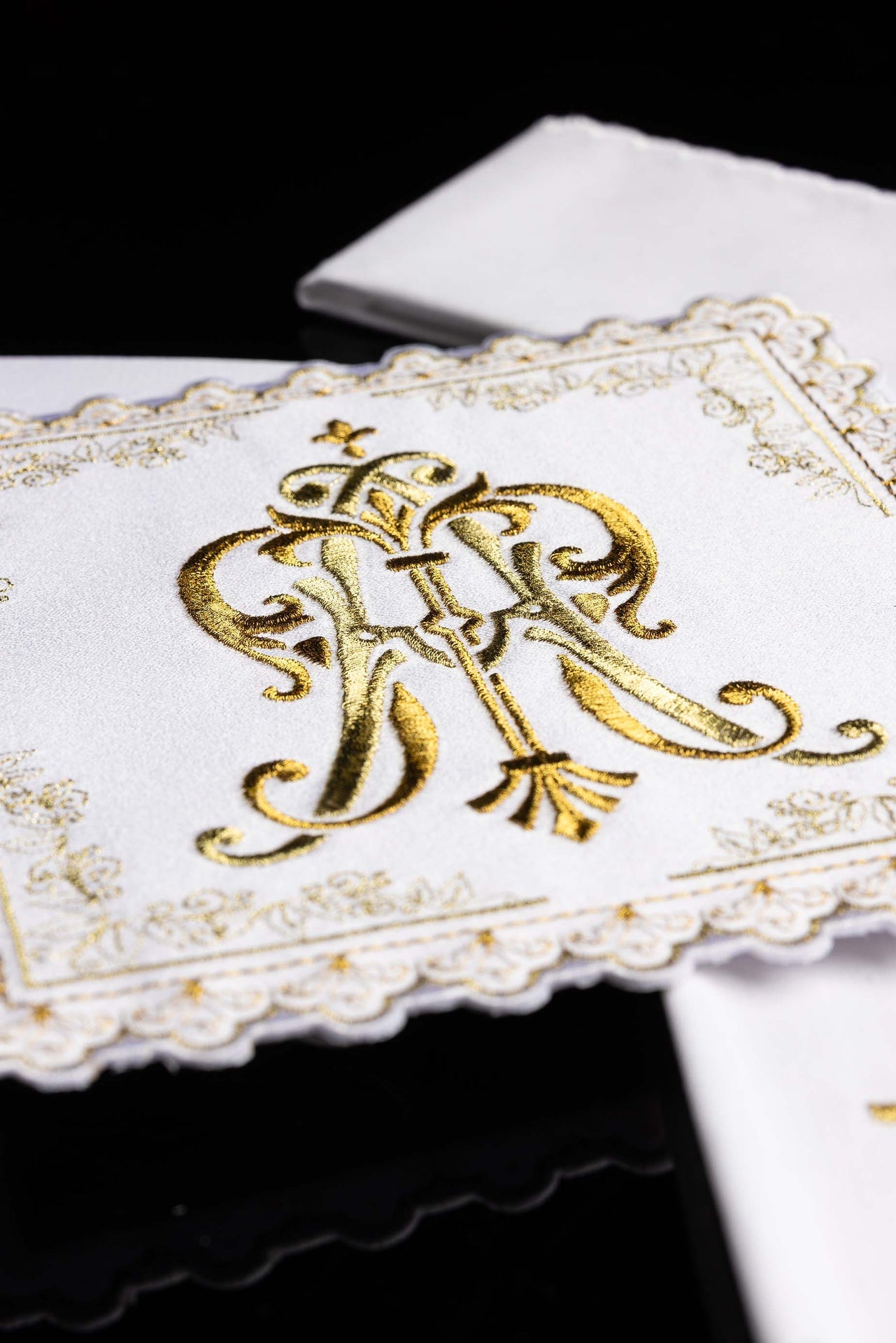 Liturgiczny komplet kielichowy z haftowanym złotym motywem Maryjnym - ORNATY.PL