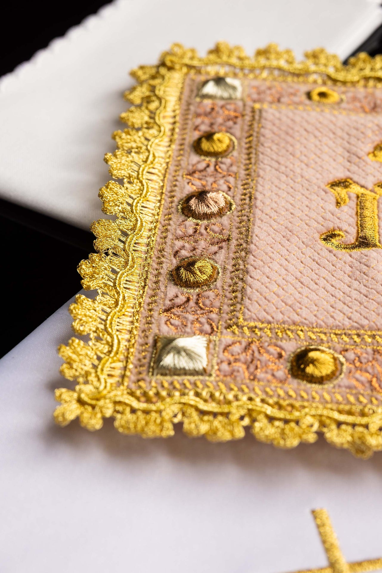 Aksamitny komplet kielichowy w kolorze różowym z haftowanym symbolem IHS - ORNATY.PL