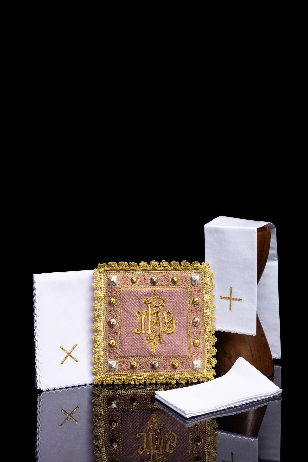 Aksamitny komplet kielichowy w kolorze różowym z haftowanym symbolem IHS - ORNATY.PL