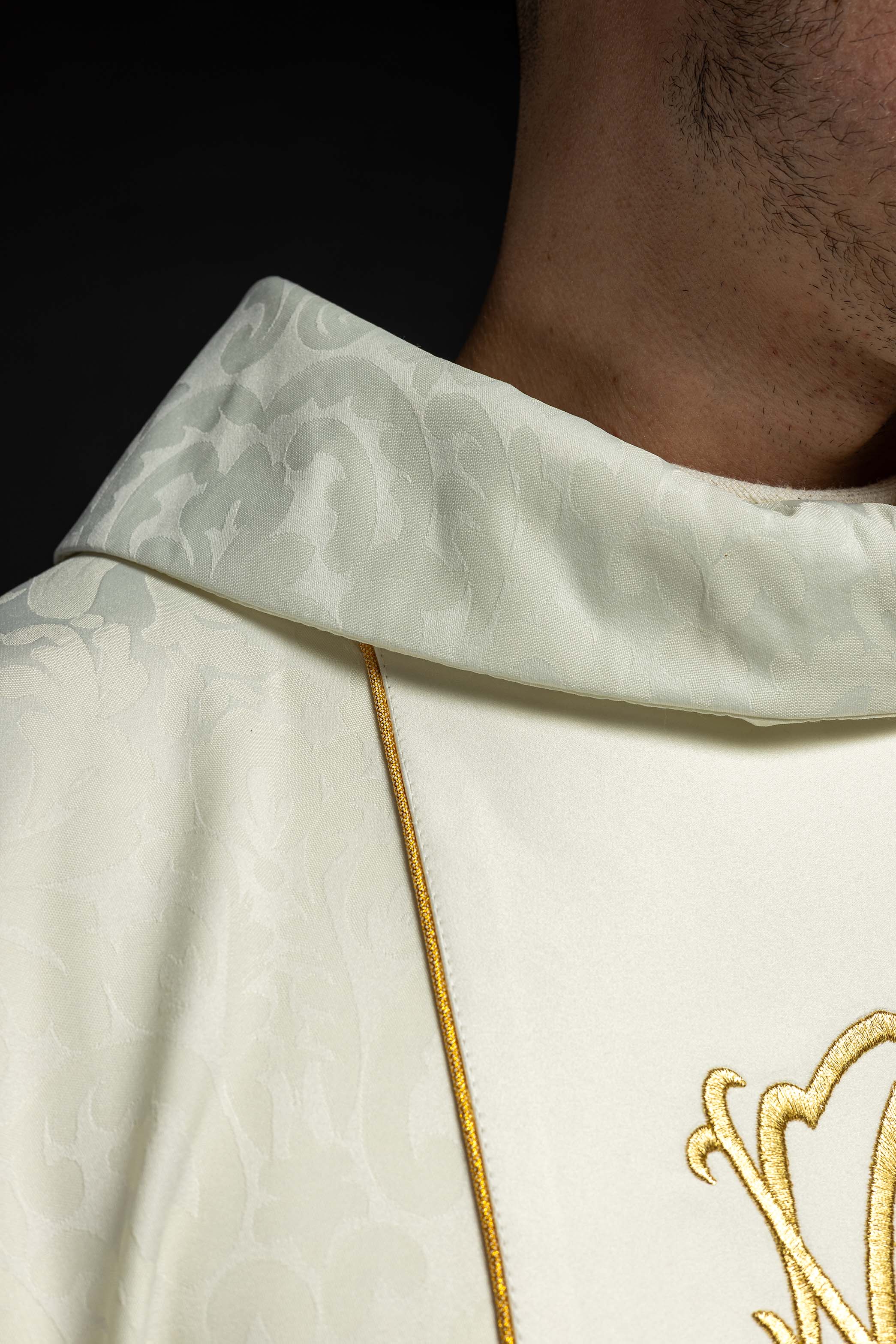 Maryjny Ornat liturgiczny z haftowanymi liliami - ORNATY.PL
