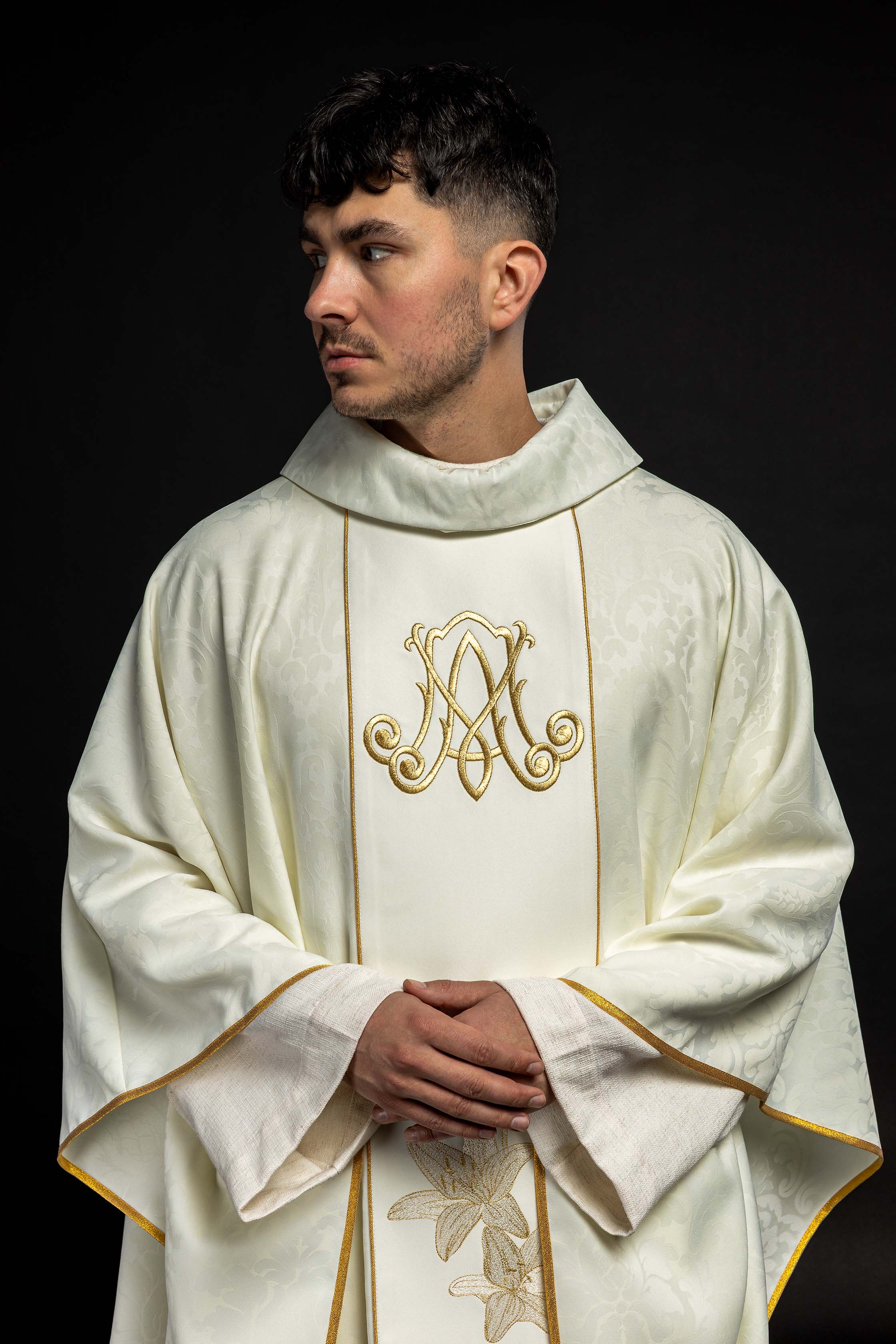 Maryjny Ornat liturgiczny z haftowanymi liliami - ORNATY.PL