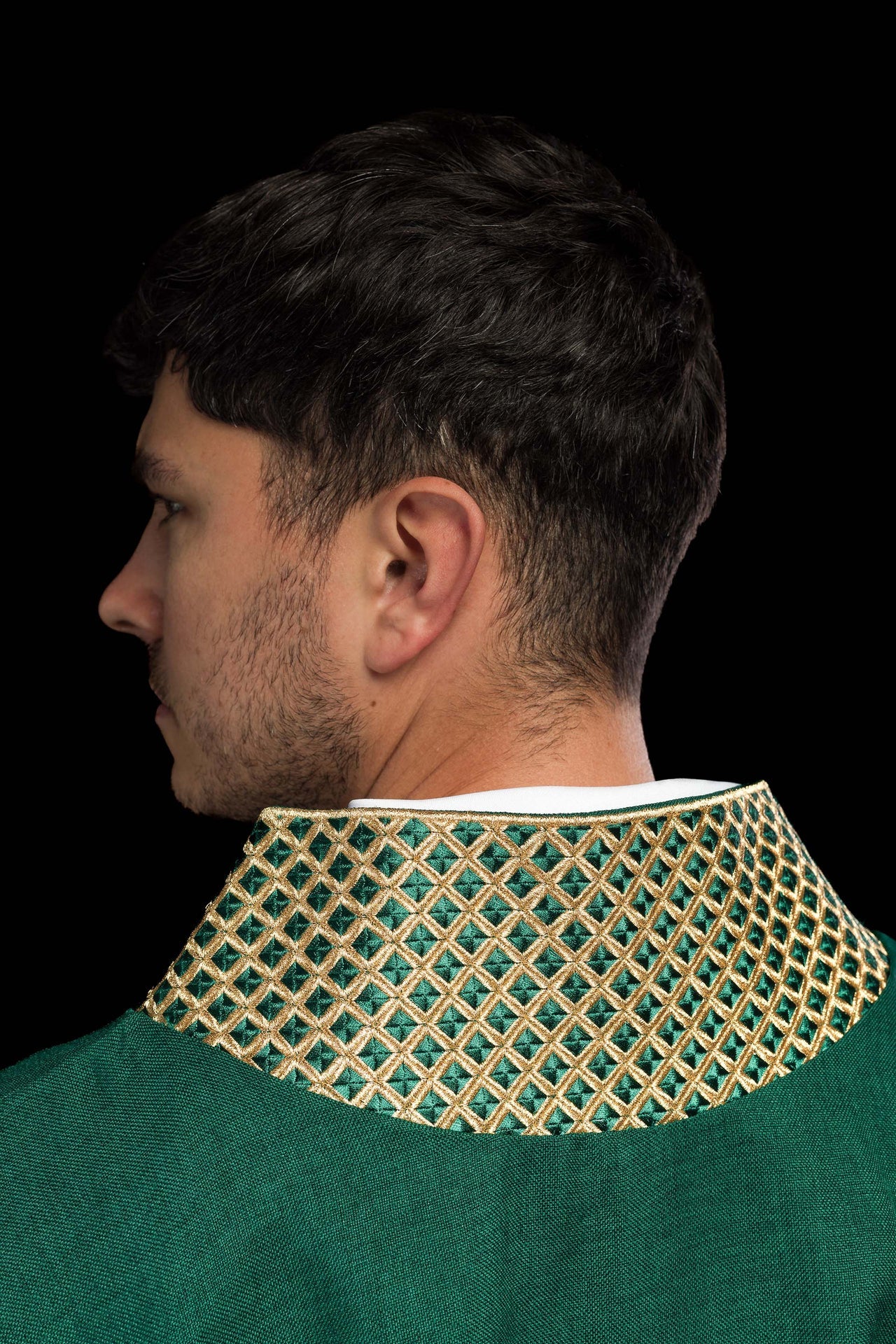 Ornat w kolorze zielonym z haftowanymi krzyżami i kołnierzem - ORNATY.PL