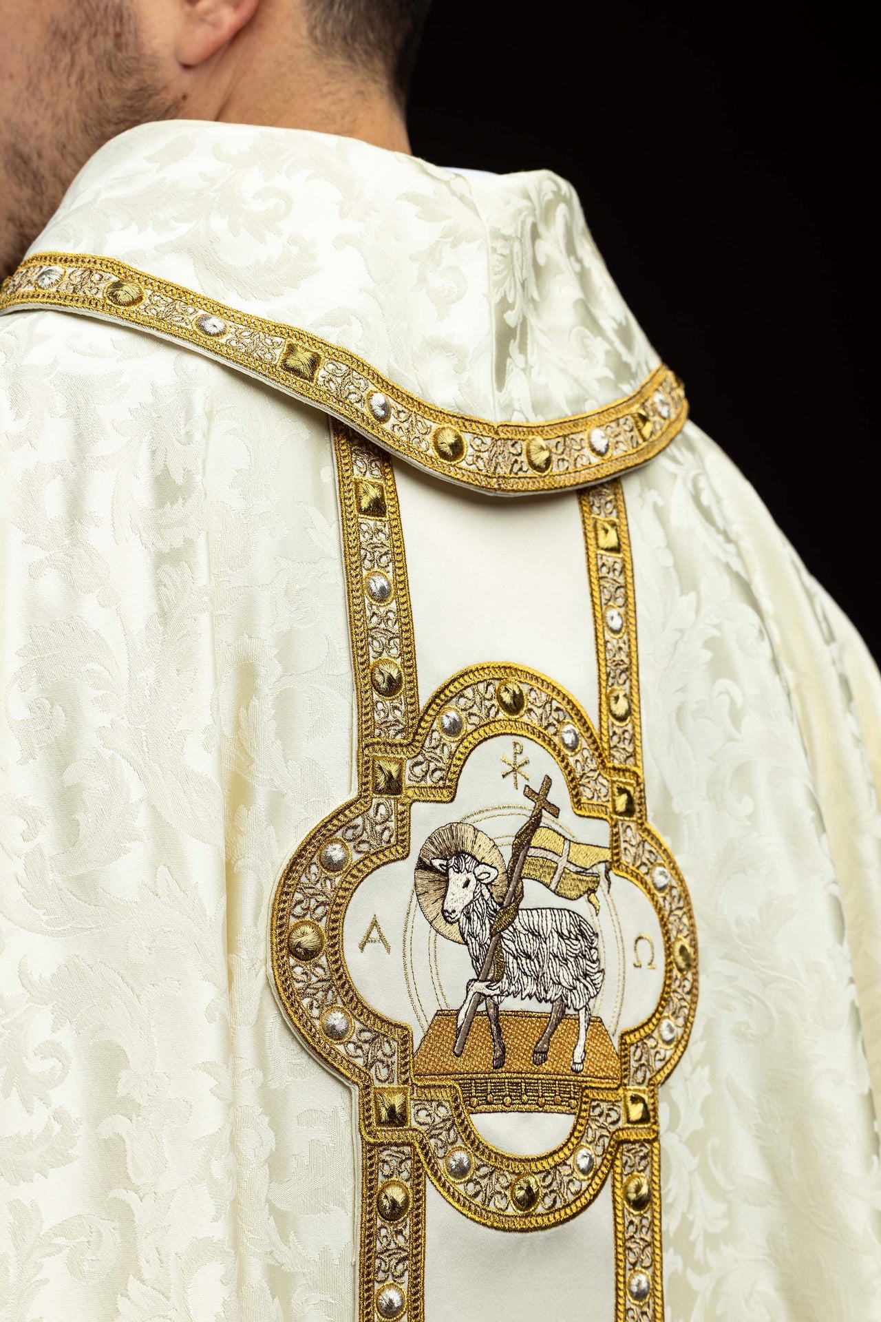 Ornat z pasem i haftem baranka wielkanocnego na tkaninie żakardowej - ORNATY.PL