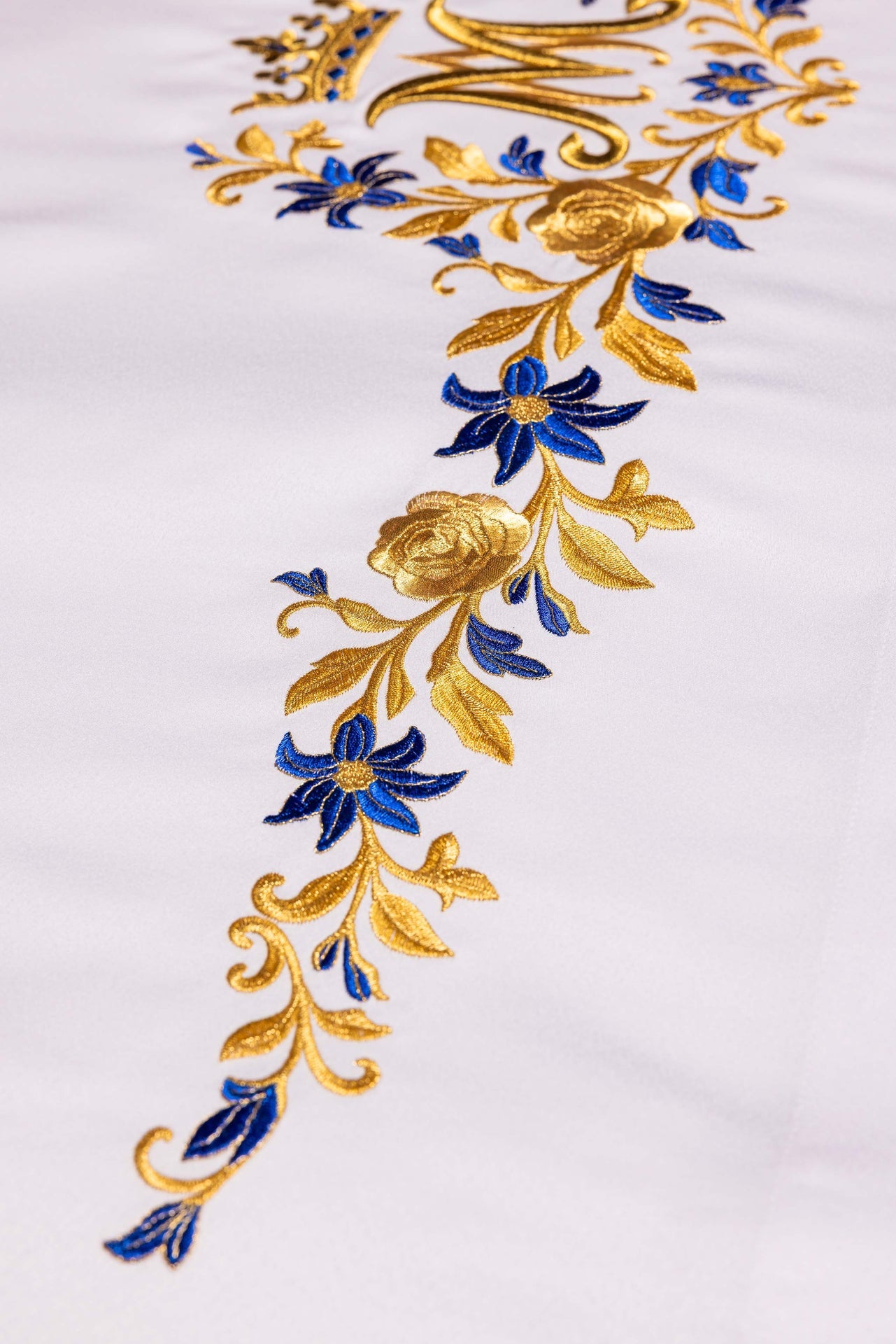 Obrus ołtarzowy z haftowanym symbolem maryjnym - ORNATY.PL