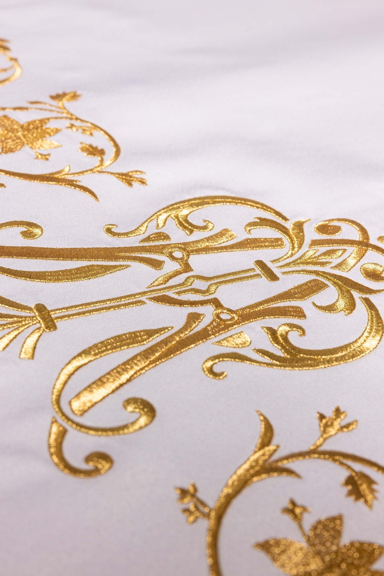 Obrus ołtarzowy z haftowanym symbolem maryjnym - ORNATY.PL