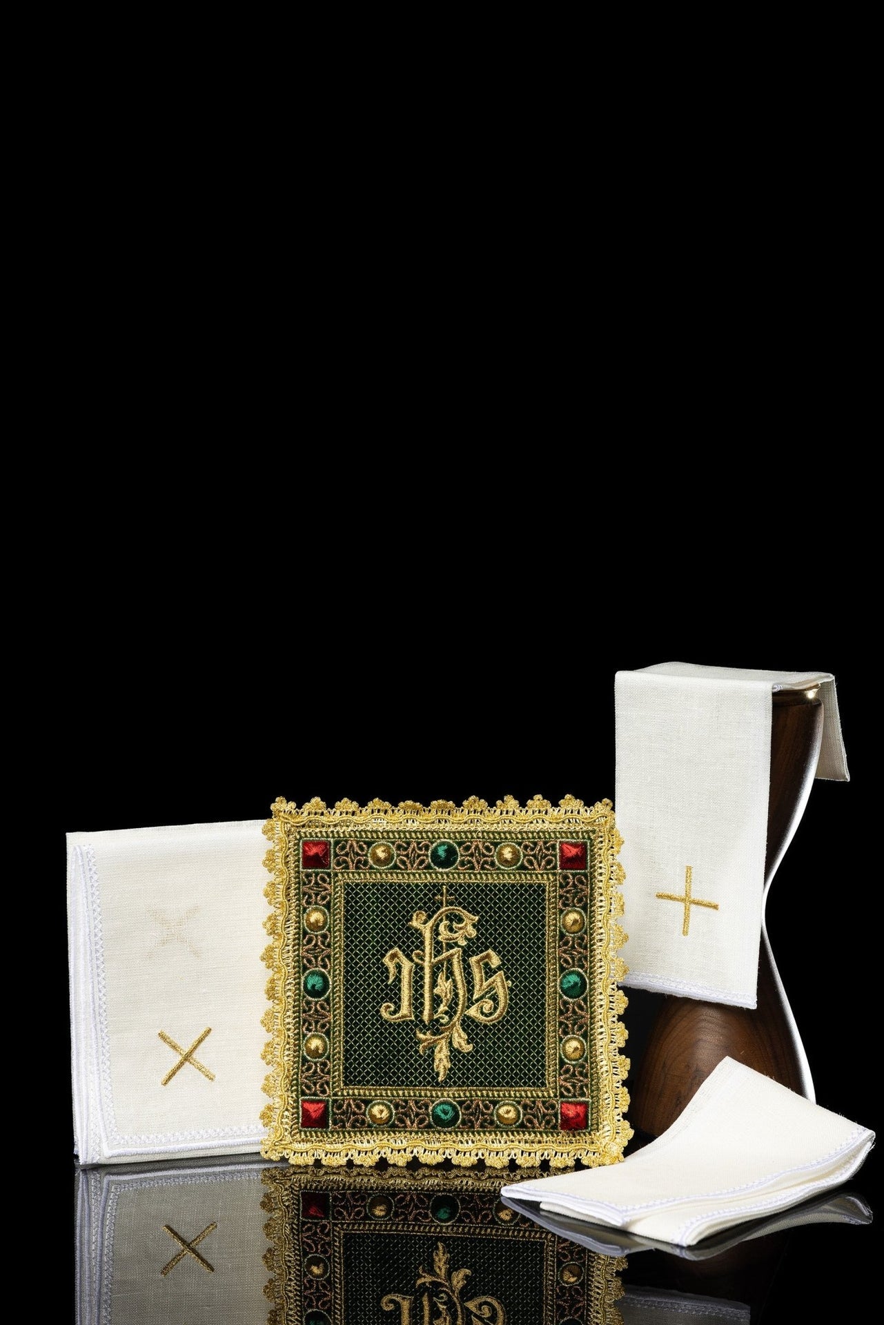 Aksamitny komplet kielichowy w kolorze zielonym z haftowanym symbolem IHS