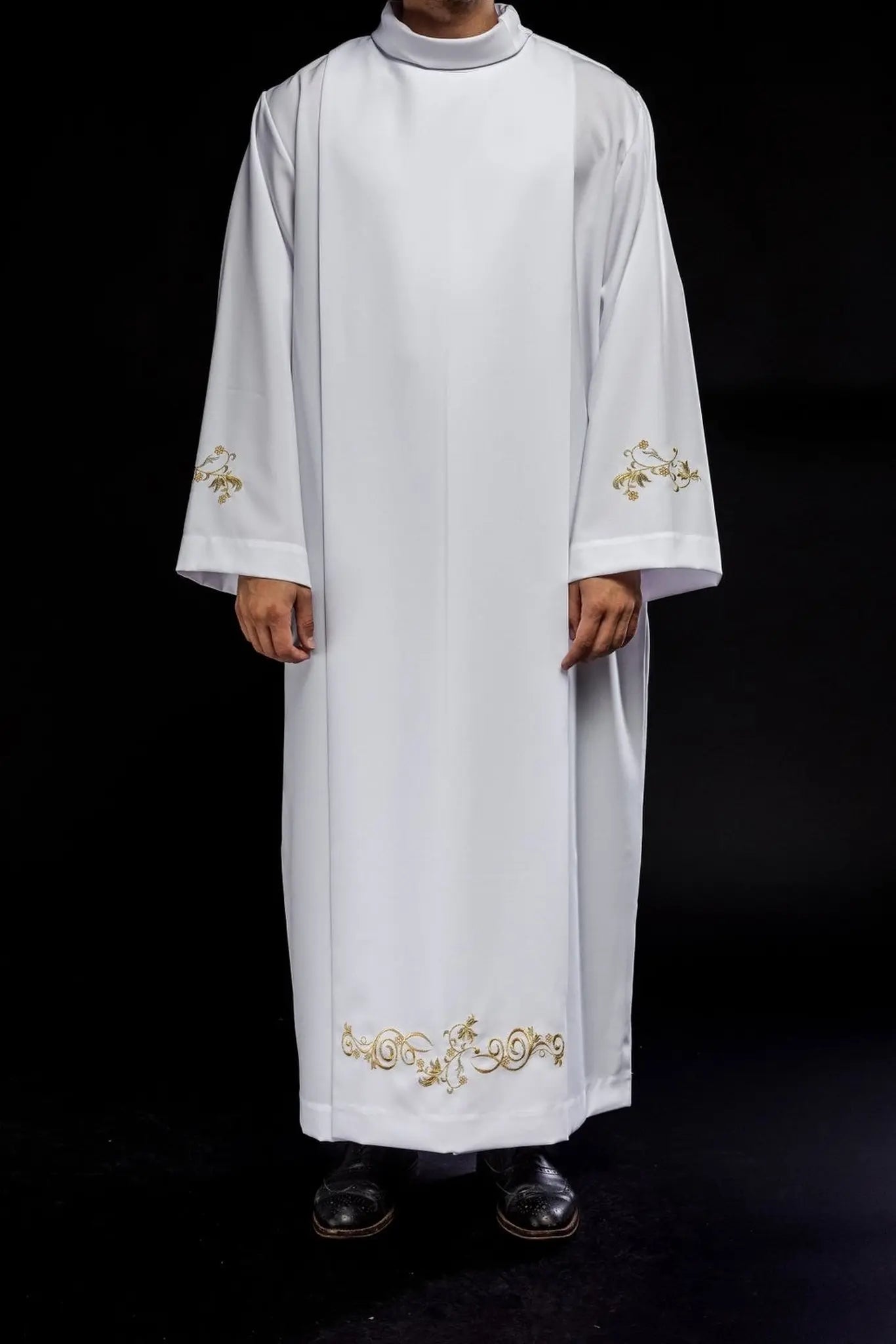Plain turtleneck priest's robe White decorative embroidery