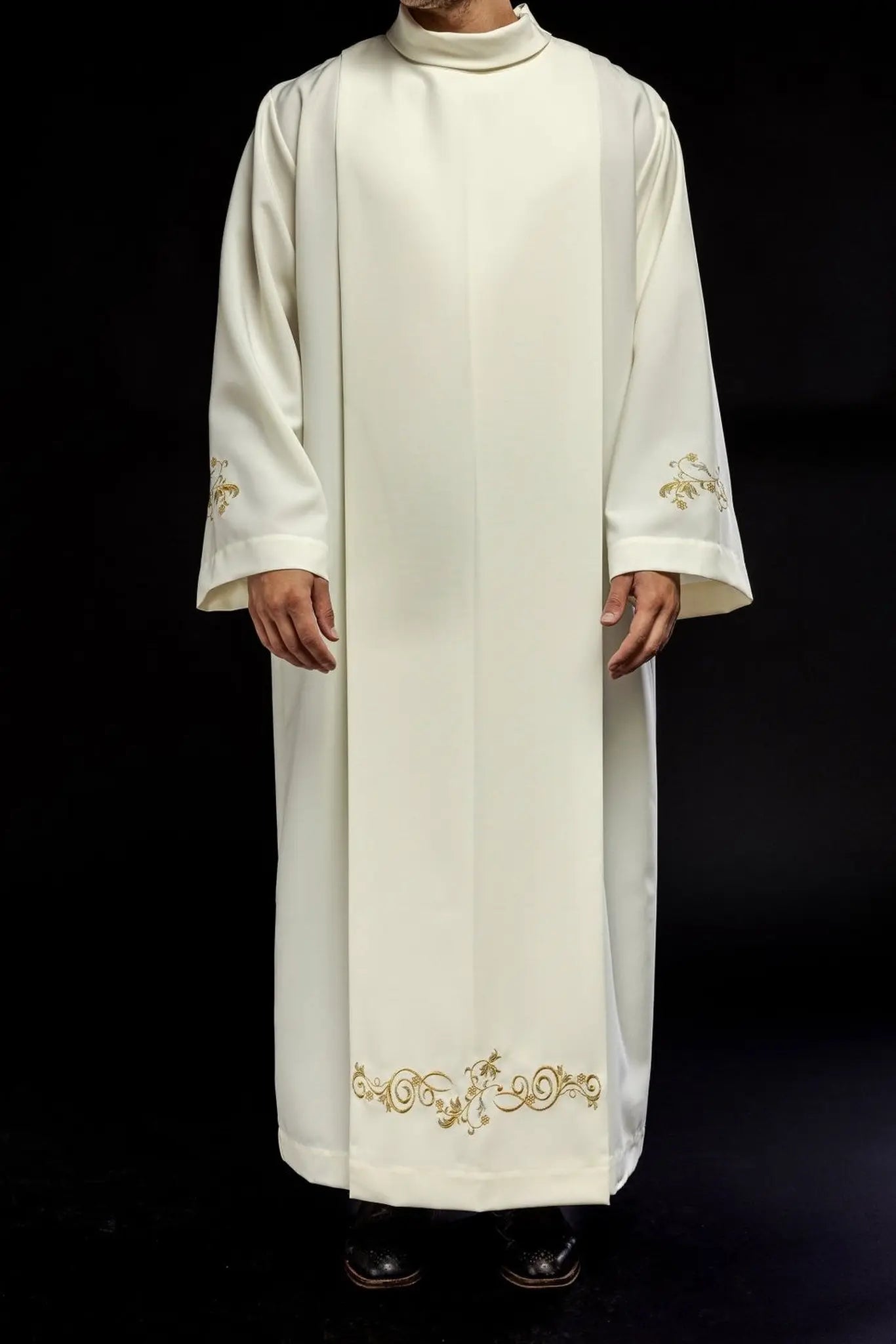 Plain turtlenecked priest's robe Ecru decorative embroidery