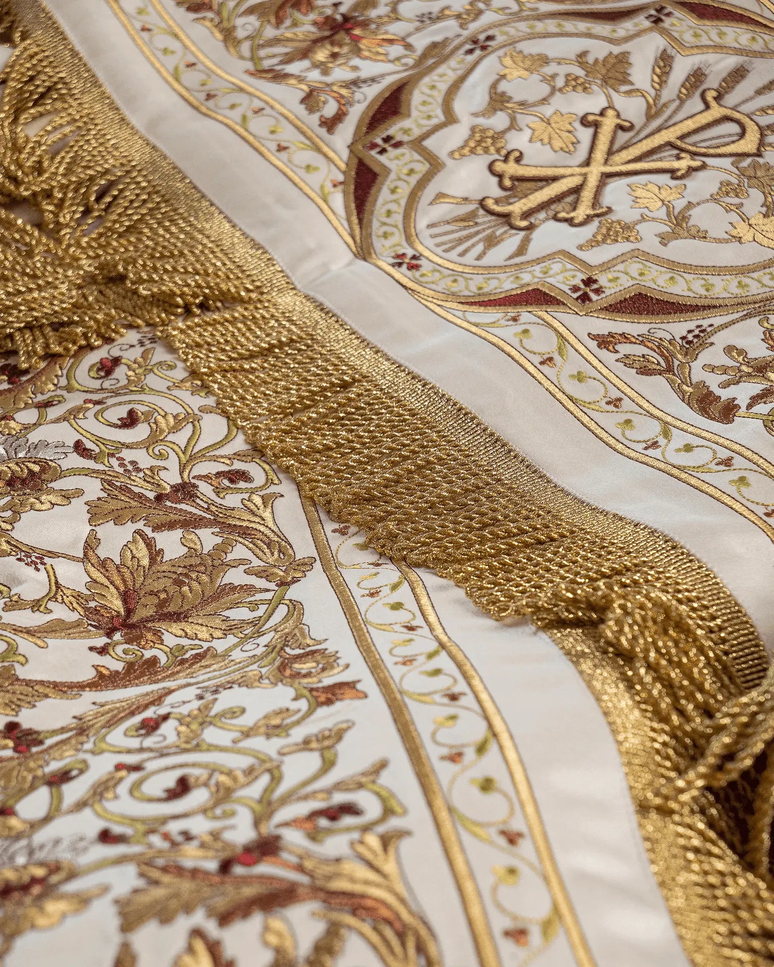 Embroidered baldachin 140 cm x 160 cm