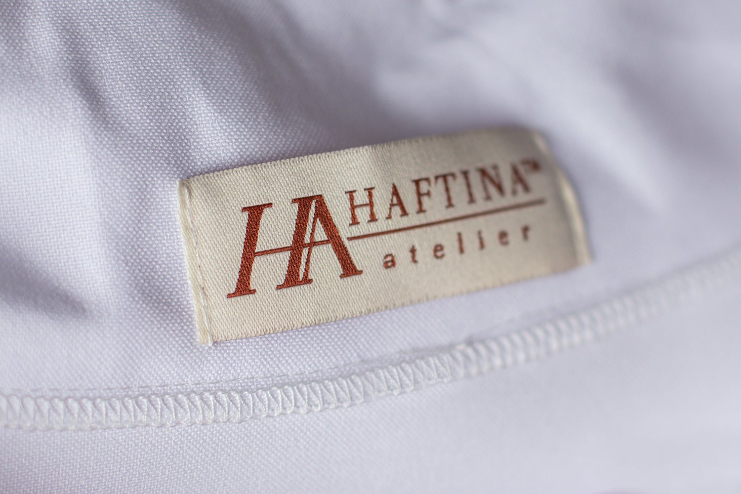 Biały ornat liturgiczny maryjny z pasem