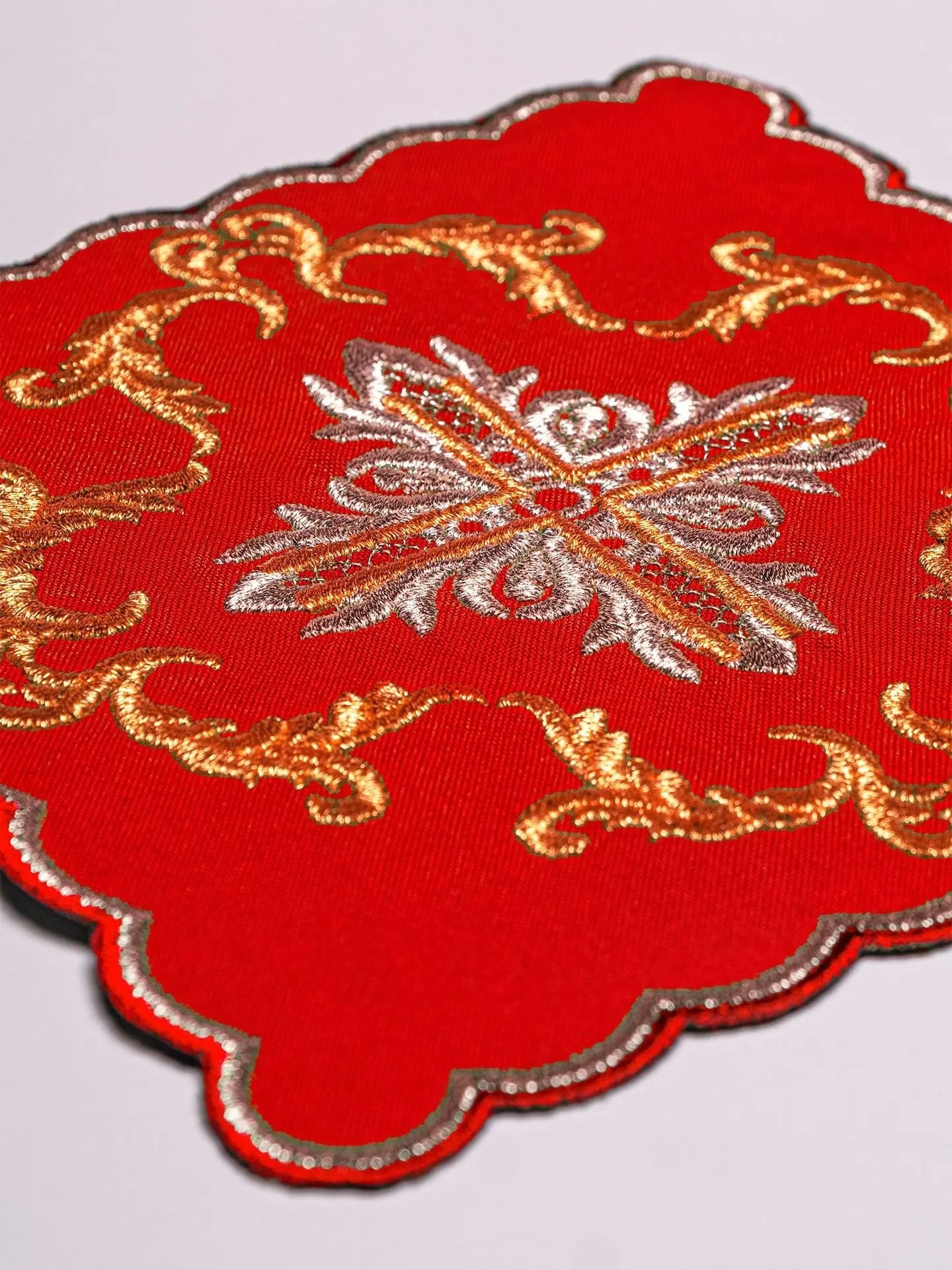 Embroidered cup linen Red