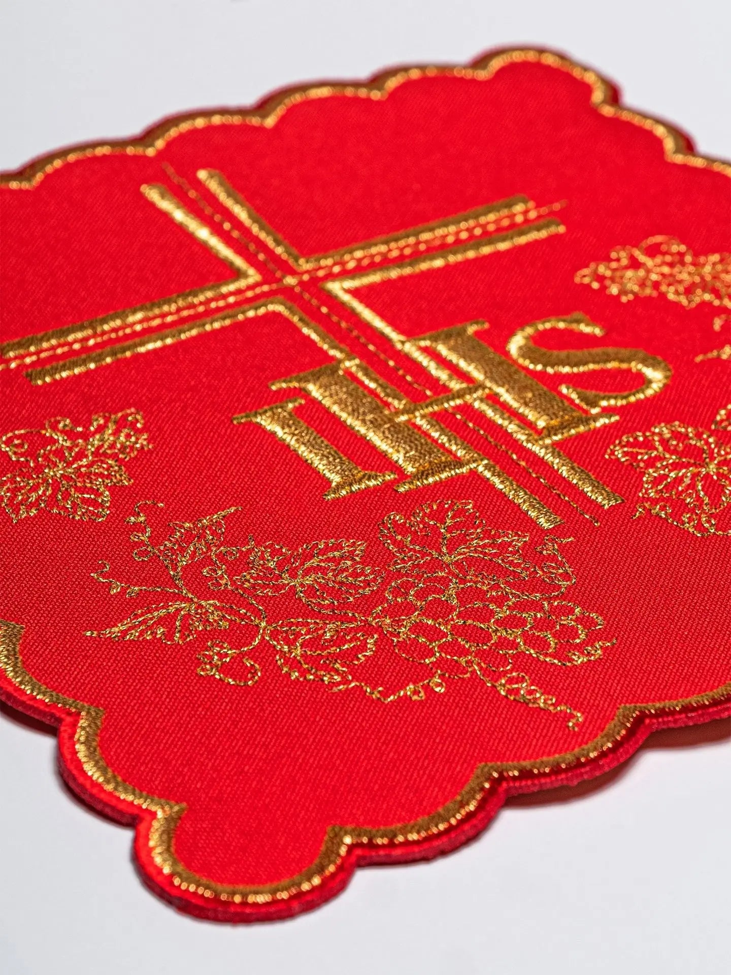 Embroidered chalice linen Red IHS