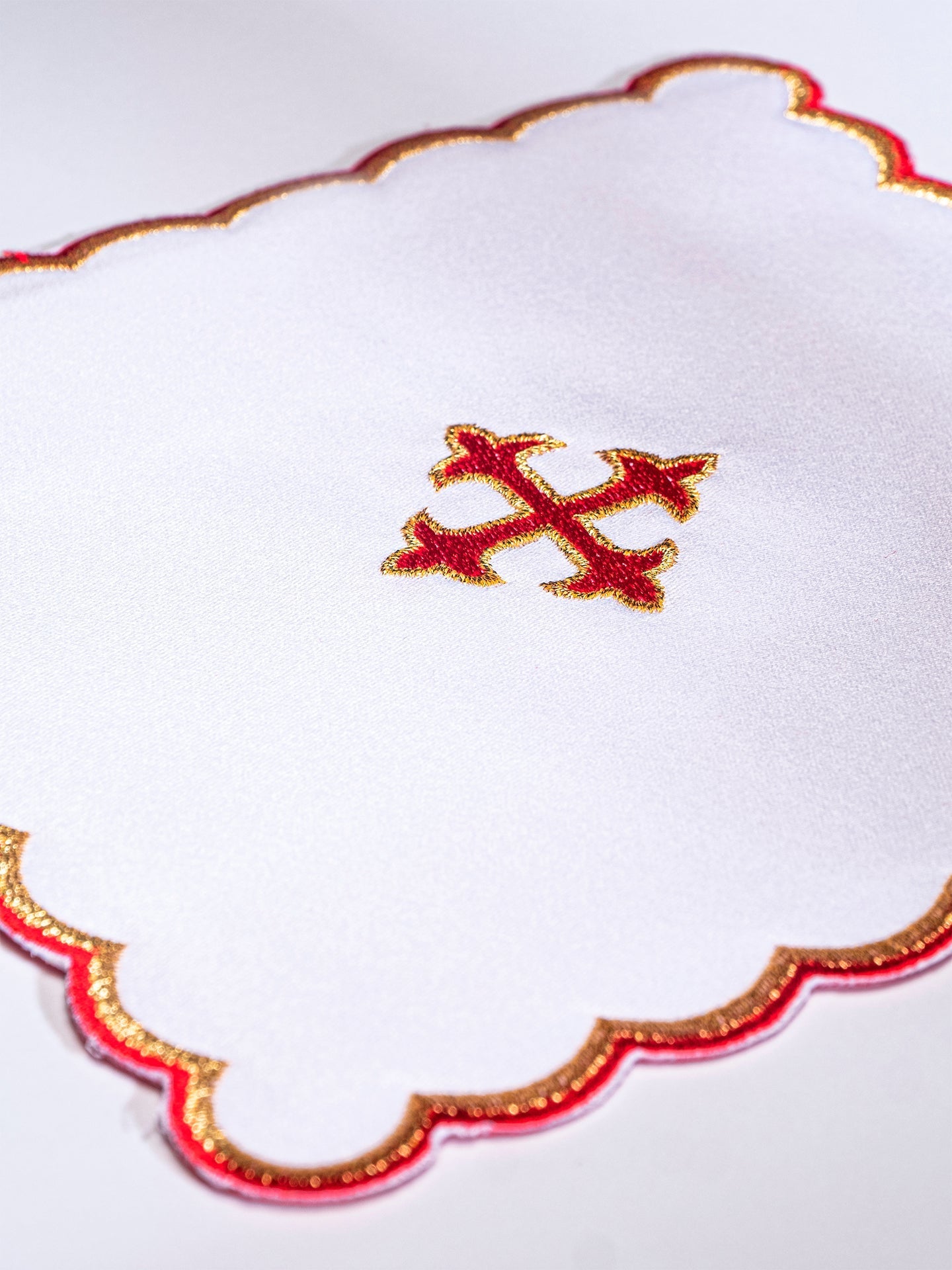 Bielizna kielichowa z czerwonym haftem