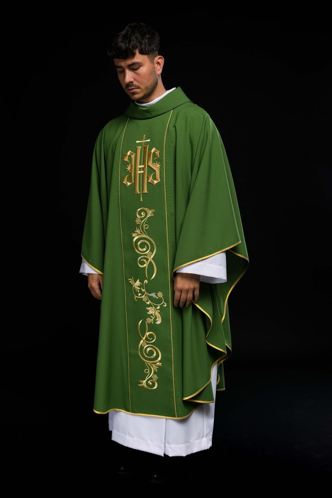 Bogato zdobiony zielony ornat z złotym motywem i szerokim pasem IHS