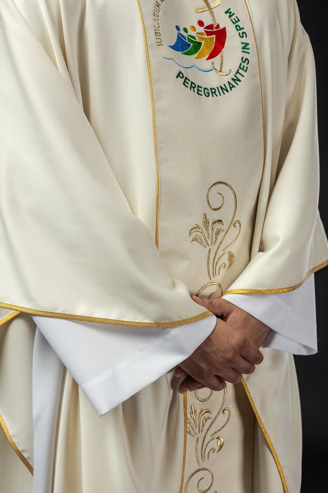 Chasuble with embroidered belt with jubilee logo ecru JUBILEE ROME 2025 - HAFTINA ATELIER