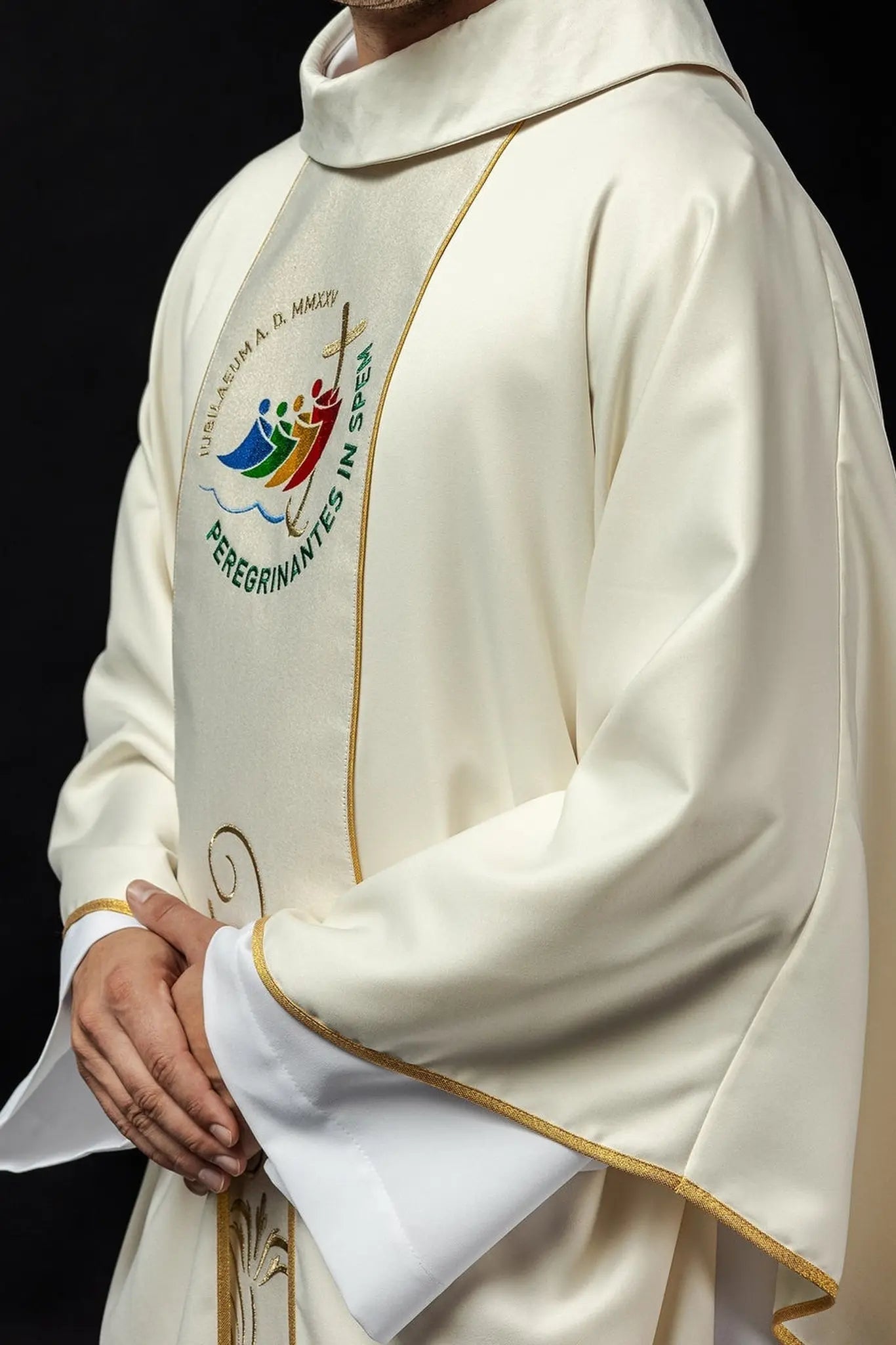 Chasuble with embroidered belt with jubilee logo ecru JUBILEE ROME 2025 - HAFTINA ATELIER