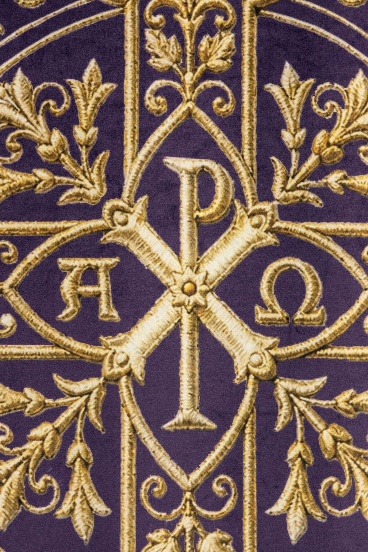 Stendardo viola con croce e Alfa e Omega, dettaglio del ricamo