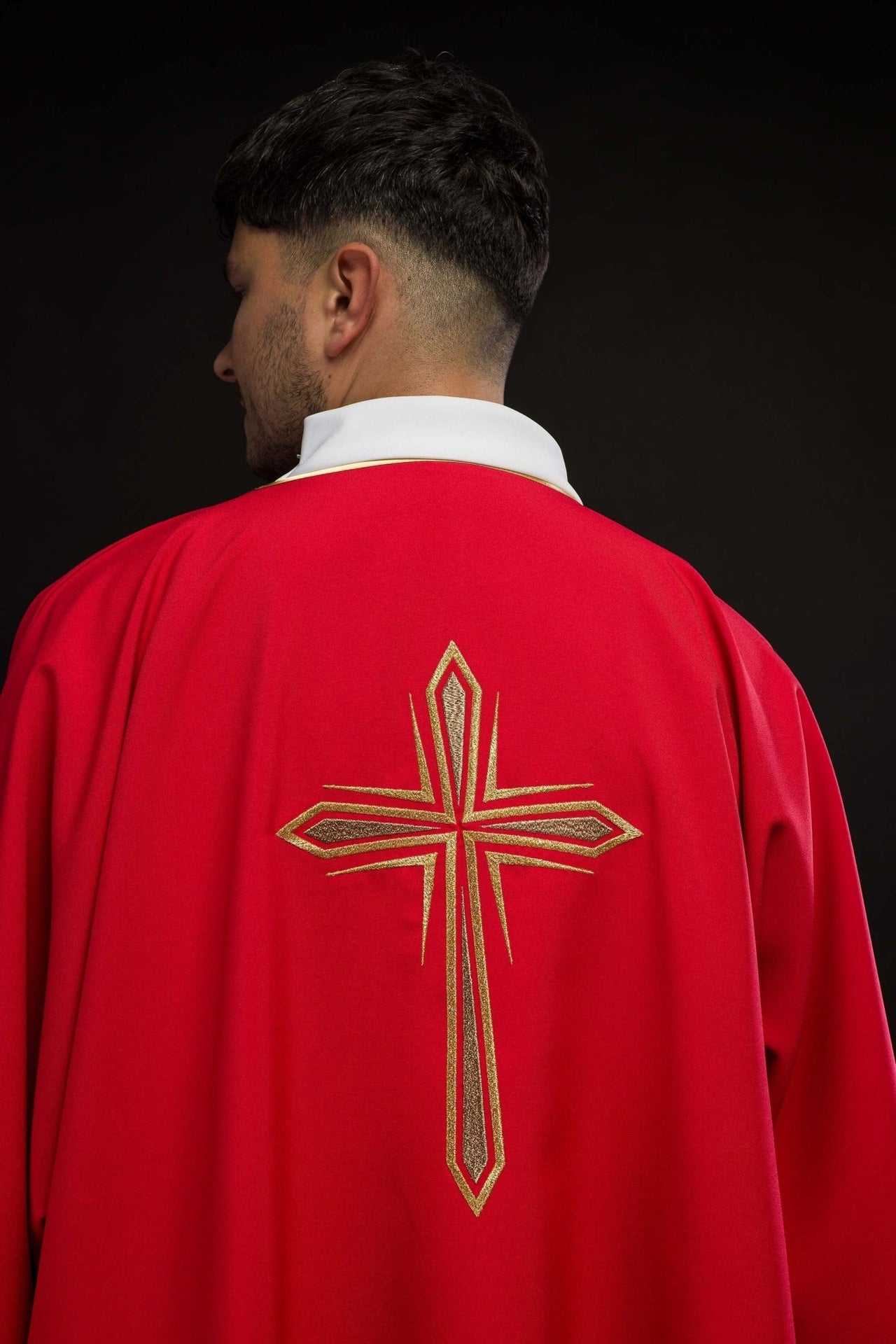 Czerwona Dalmatyka z haftowanym złotym krzyżem