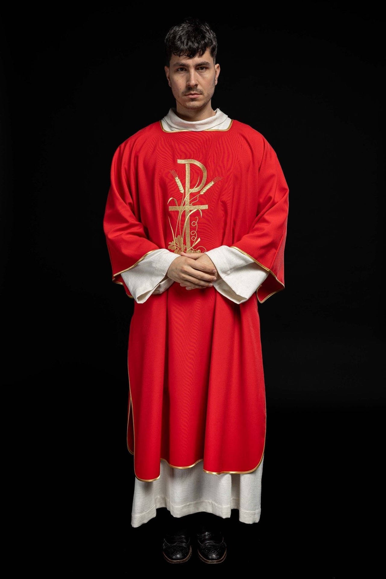 Czerwona dalmatyka z złotym haftem krzyża Pax