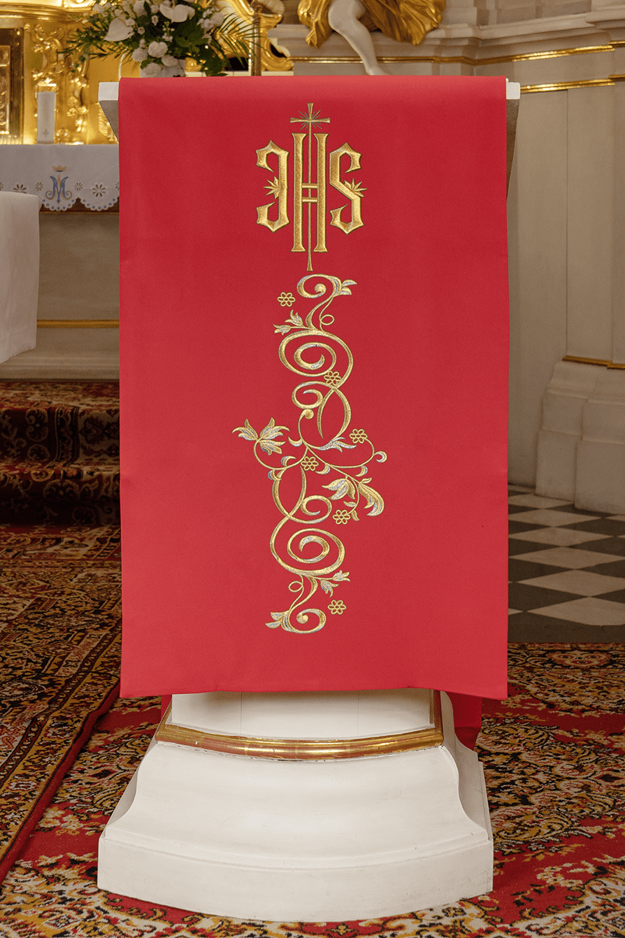 Czerwona serweta na lektorium haftowana z motywem IHS