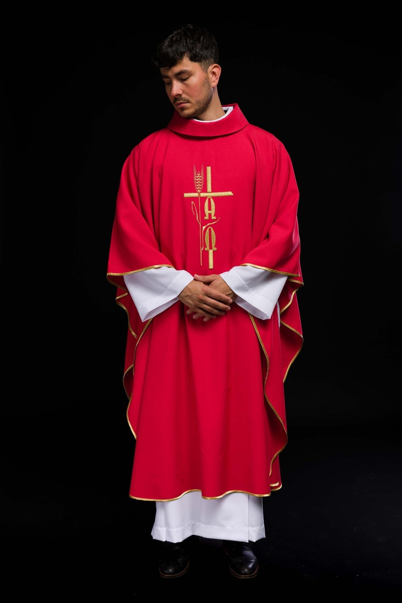 Czerwony ornat z haftem Alfa Omega