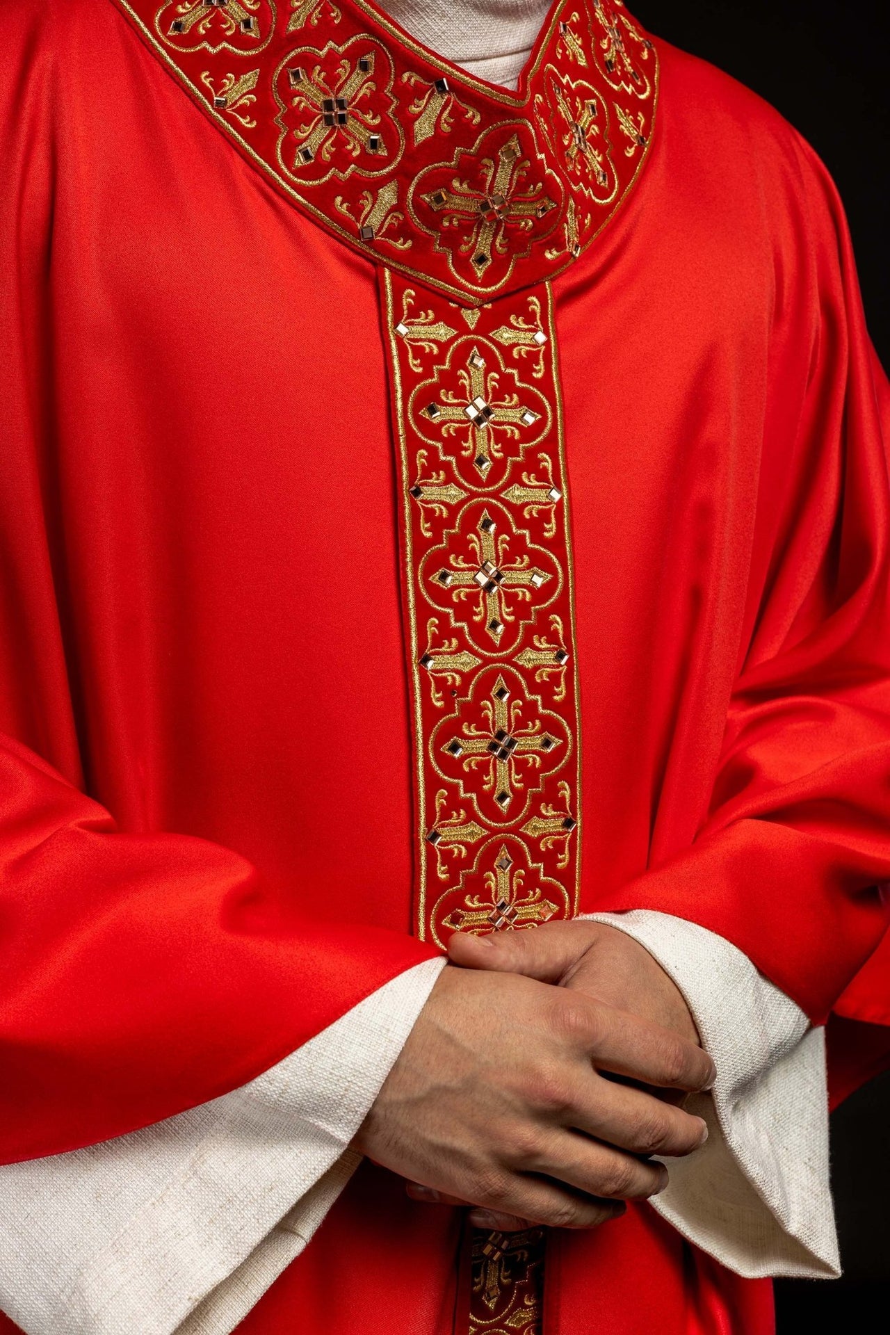 Czerwony ornat zdobiony 500 kamieniami z wąskim pasem