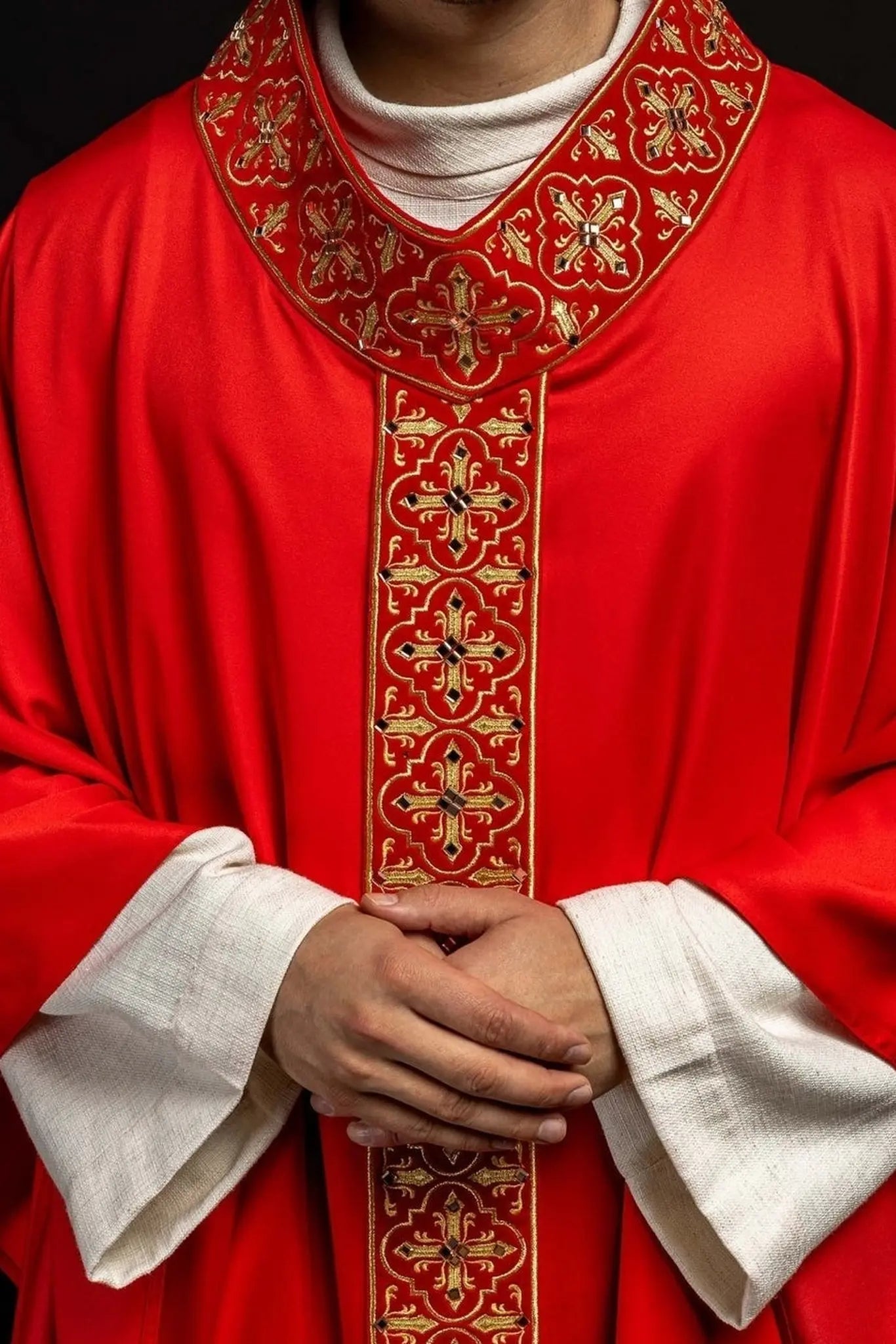 Red chasuble decorated with 500 stones with narrow band