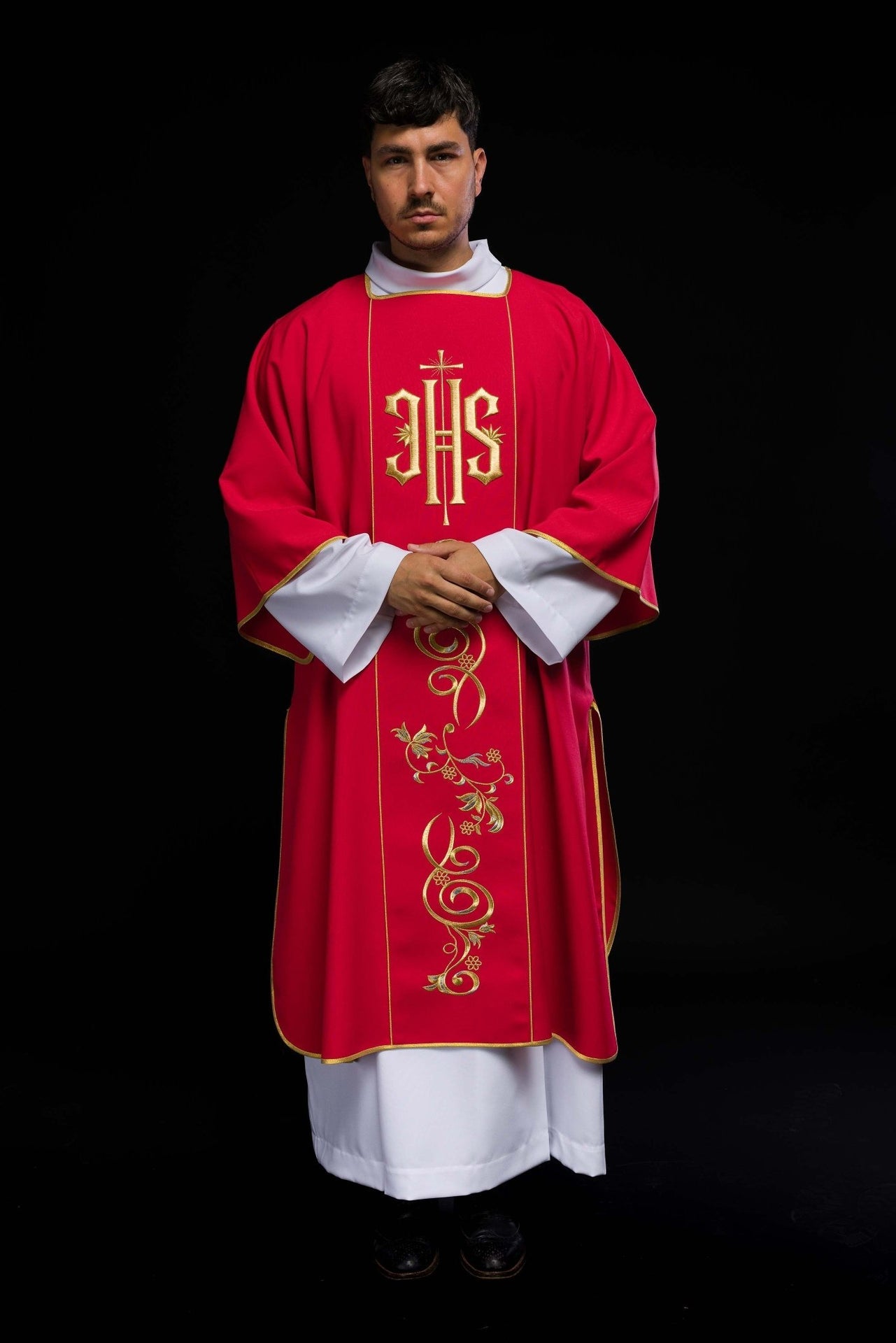 Dalmatyka czerwona z haftowanym pasem IHS