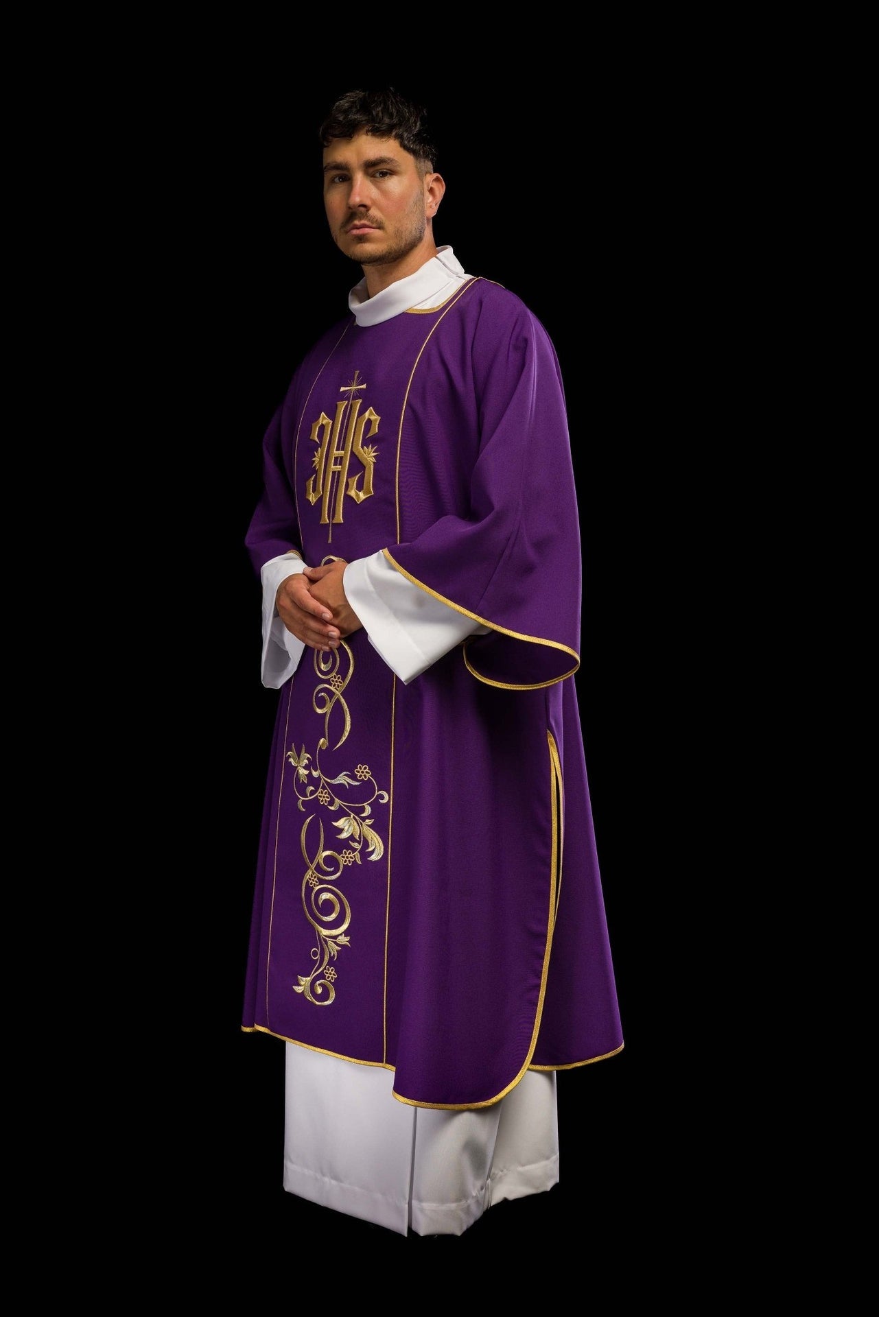 Dalmatyka fioletowa z haftowanym pasem IHS