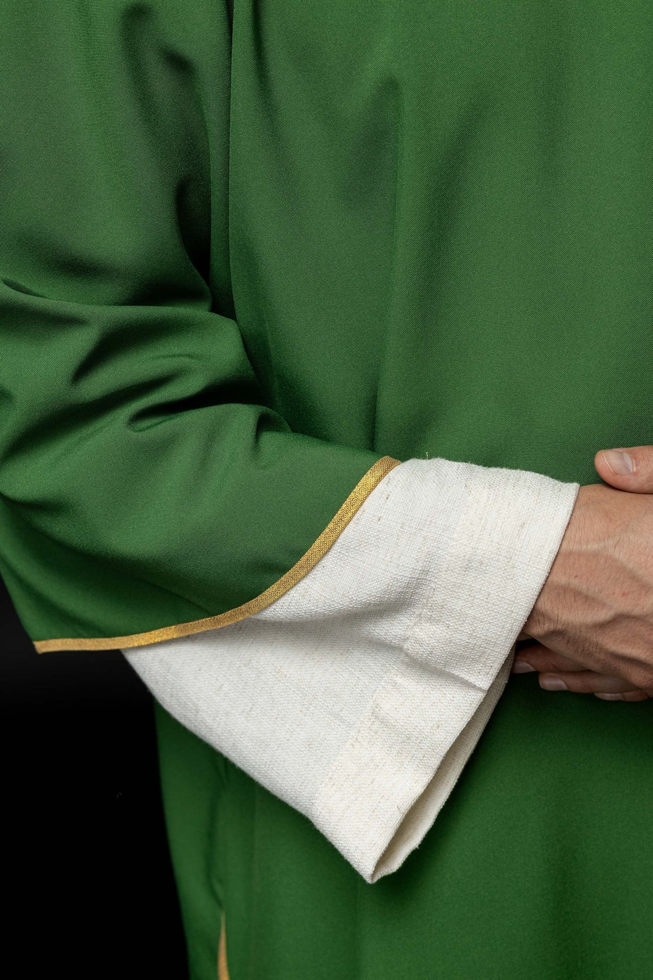 Dalmatyka gładka ze złotą lamówką zielona