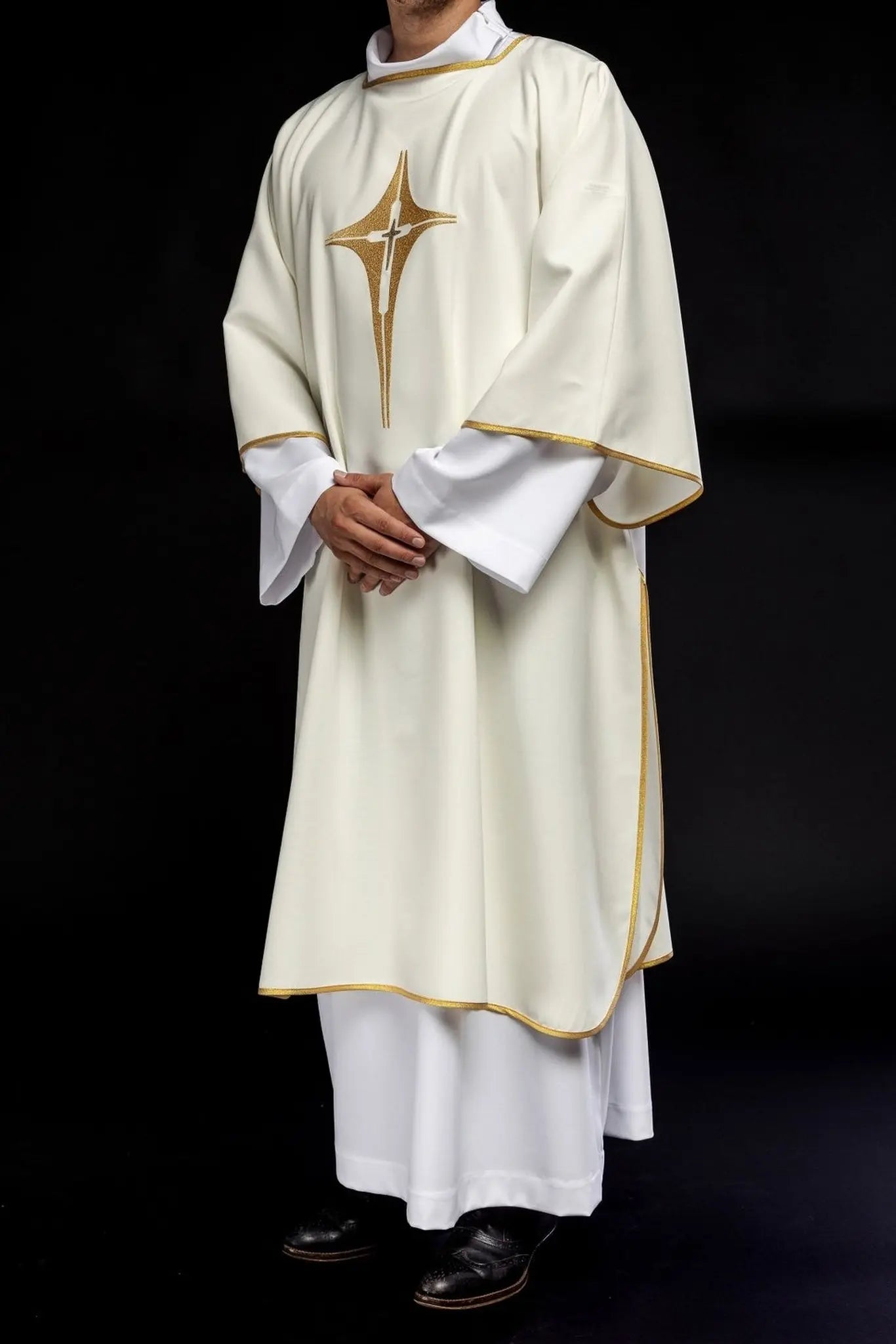 Dalmatica with embroidered gold cross in ecru