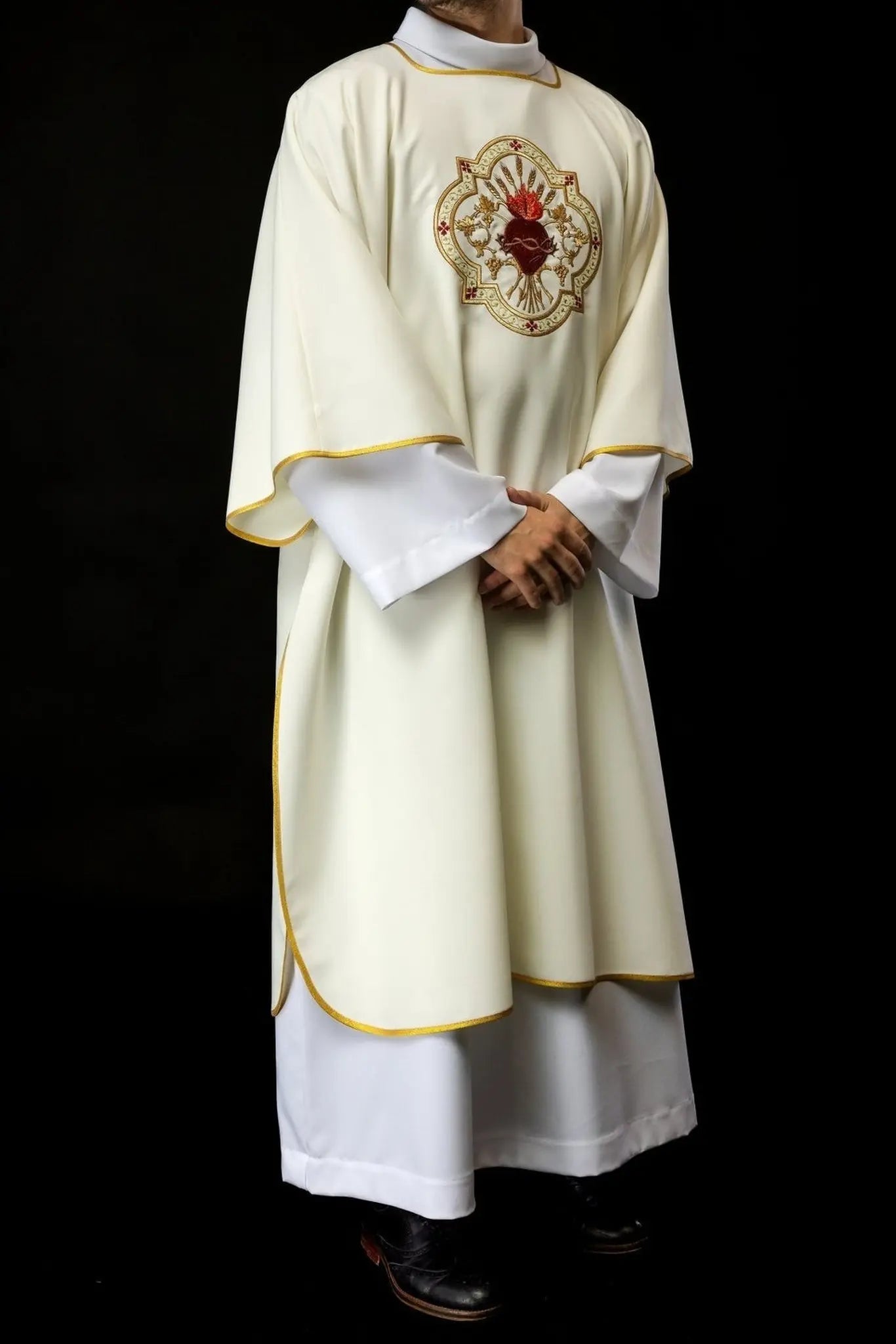 Dalmatica with the motif of the Heart of Jesus and the Eucharistic Chalice