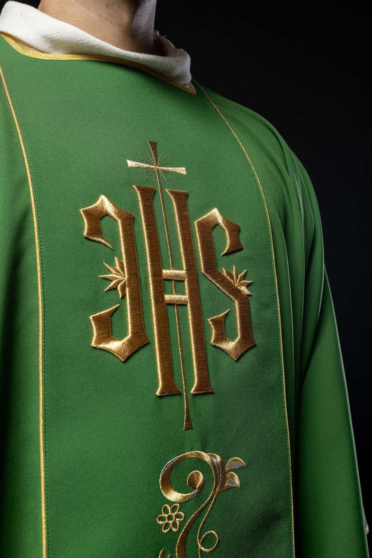 Dalmatyka zielona z haftowanym pasem IHS