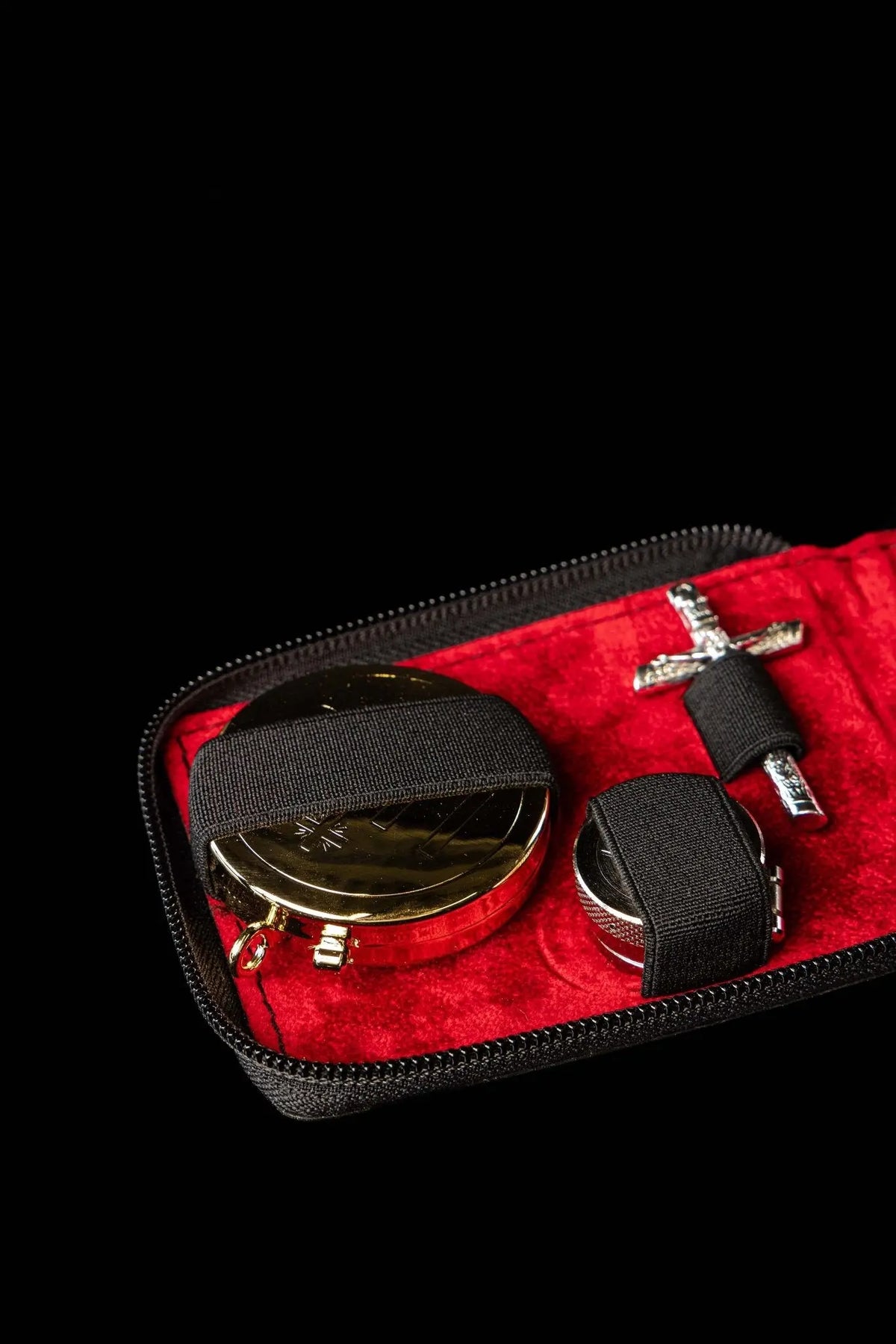 Borsa liturgica rossa con dotazione, croce e contenitori metallici, dettaglio interno
