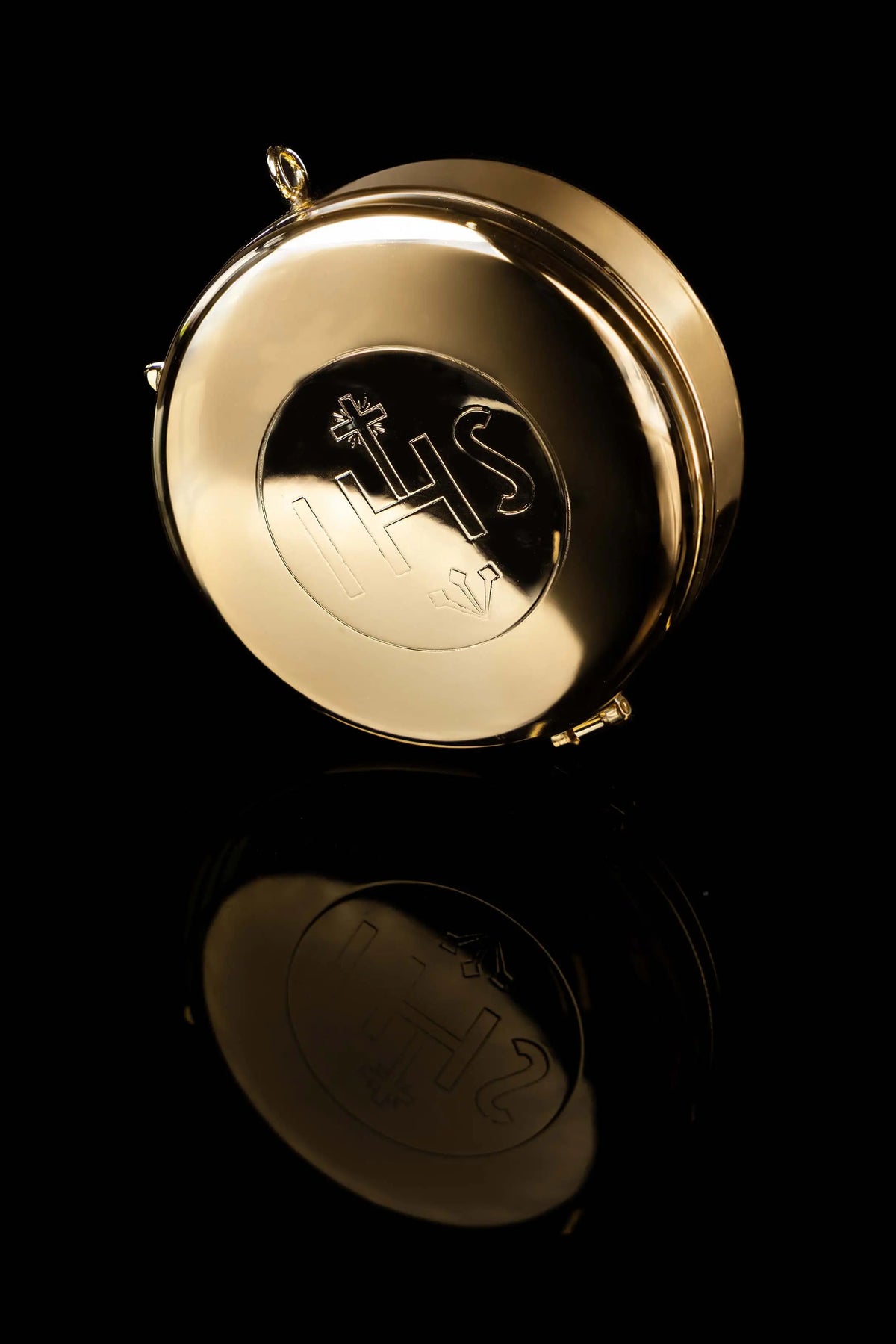 Gold-plated ciborium with engraved IHS, closed top view