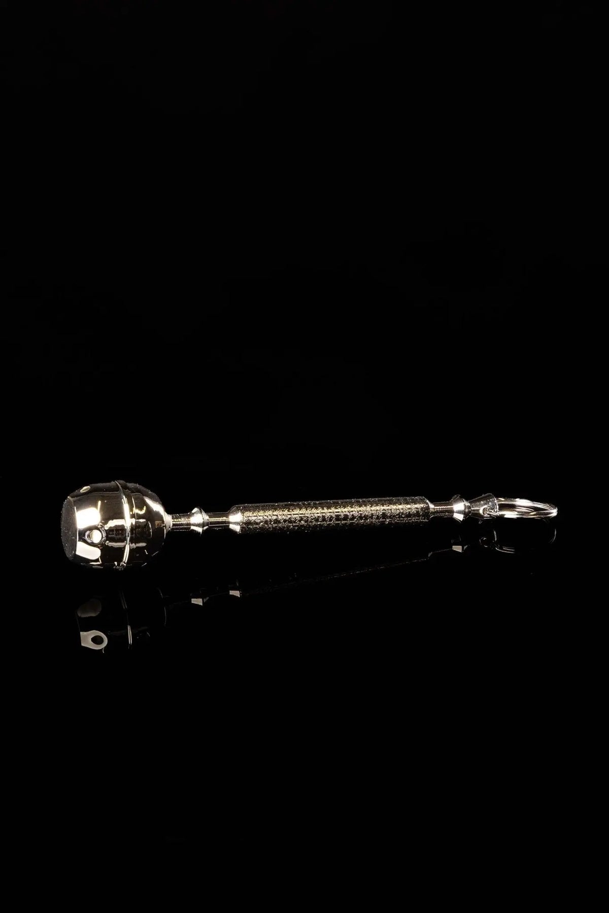 Prateado aspersório litúrgico de metal com cabeça e cabo, 17 cm, vista lateral completa