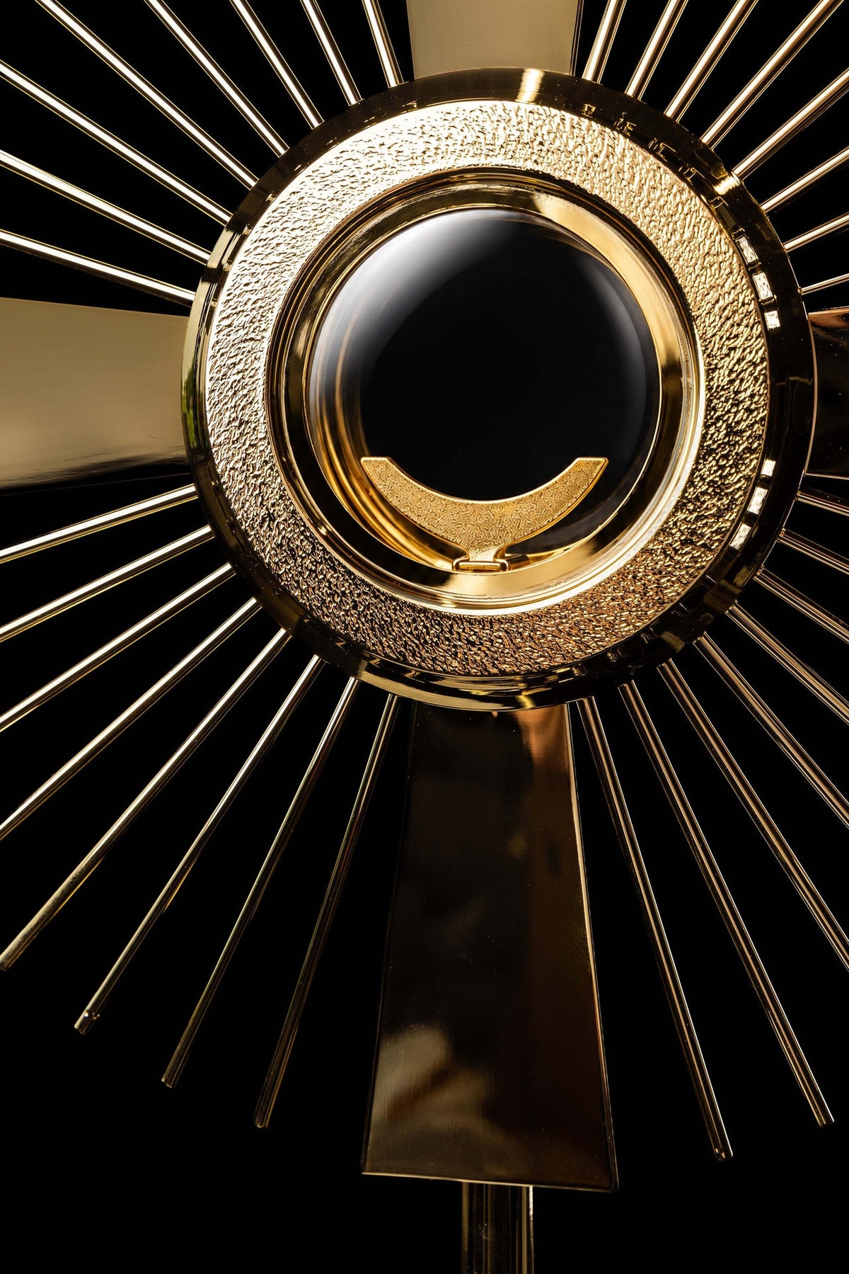 Gold-plated brass monstrance with cross and rays, cross detail
