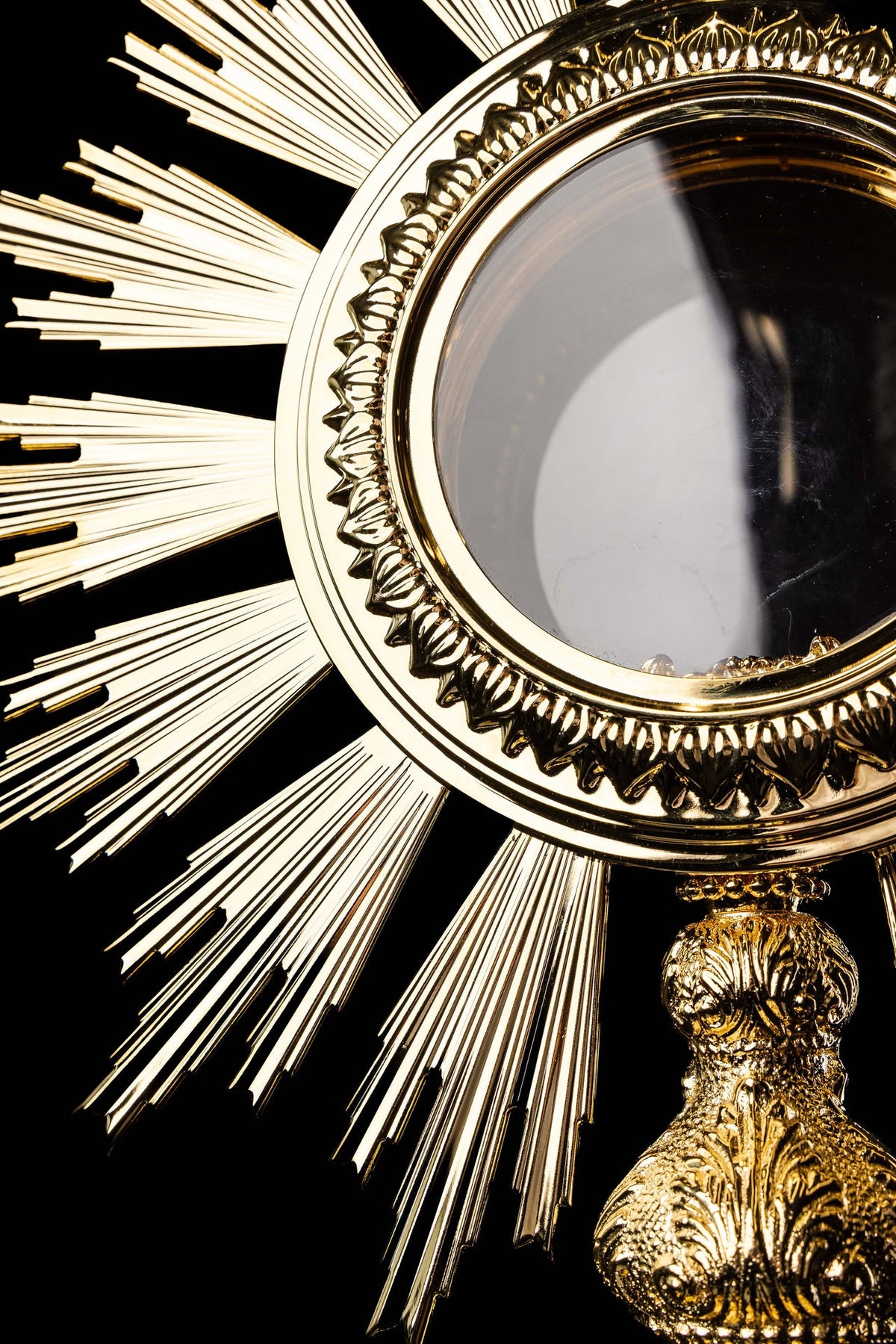 Gold-plated brass monstrance with Radiant Rays of Christ's Glory, rim and glass close-up