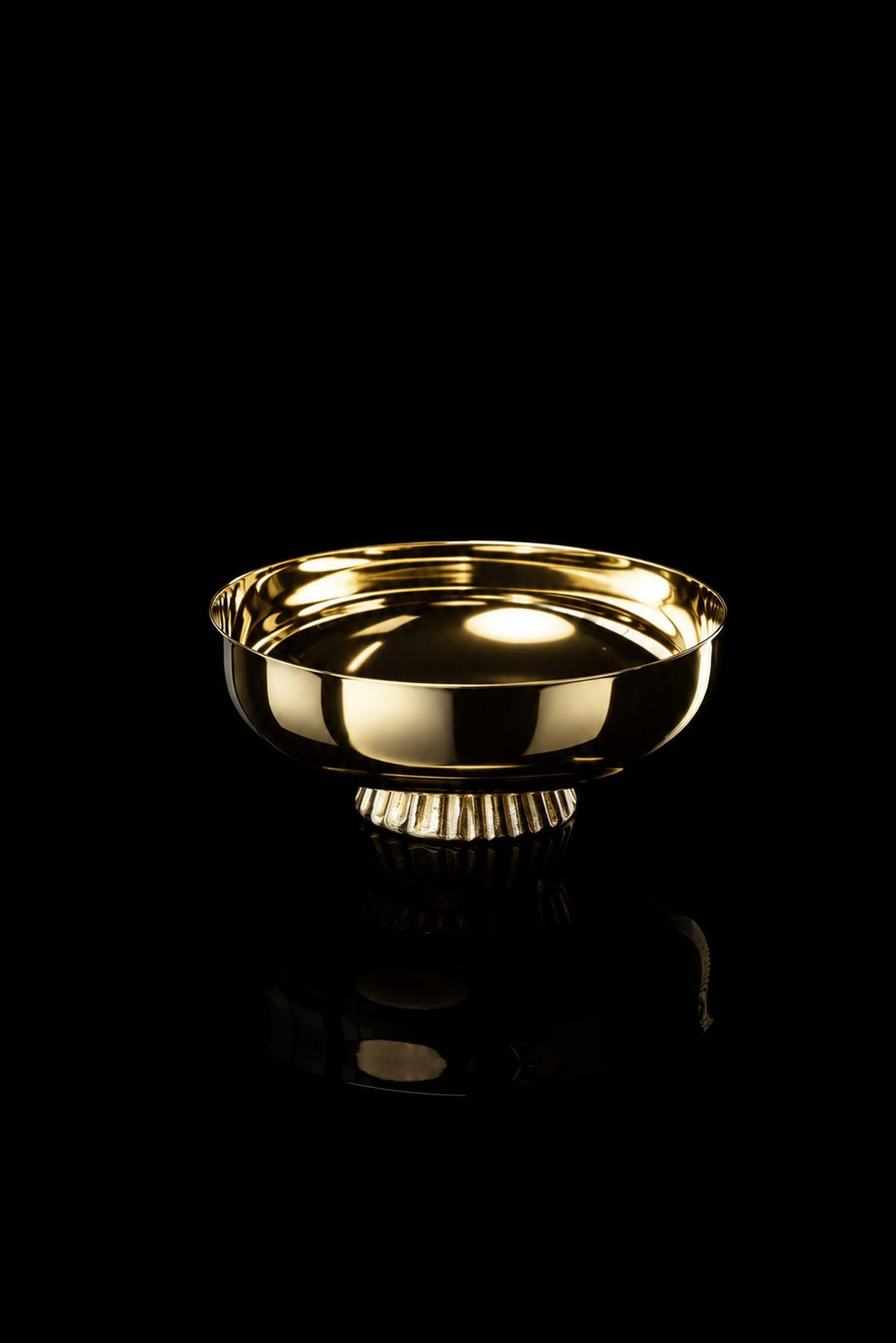 Gold-plated paten with decorative nodus, front view