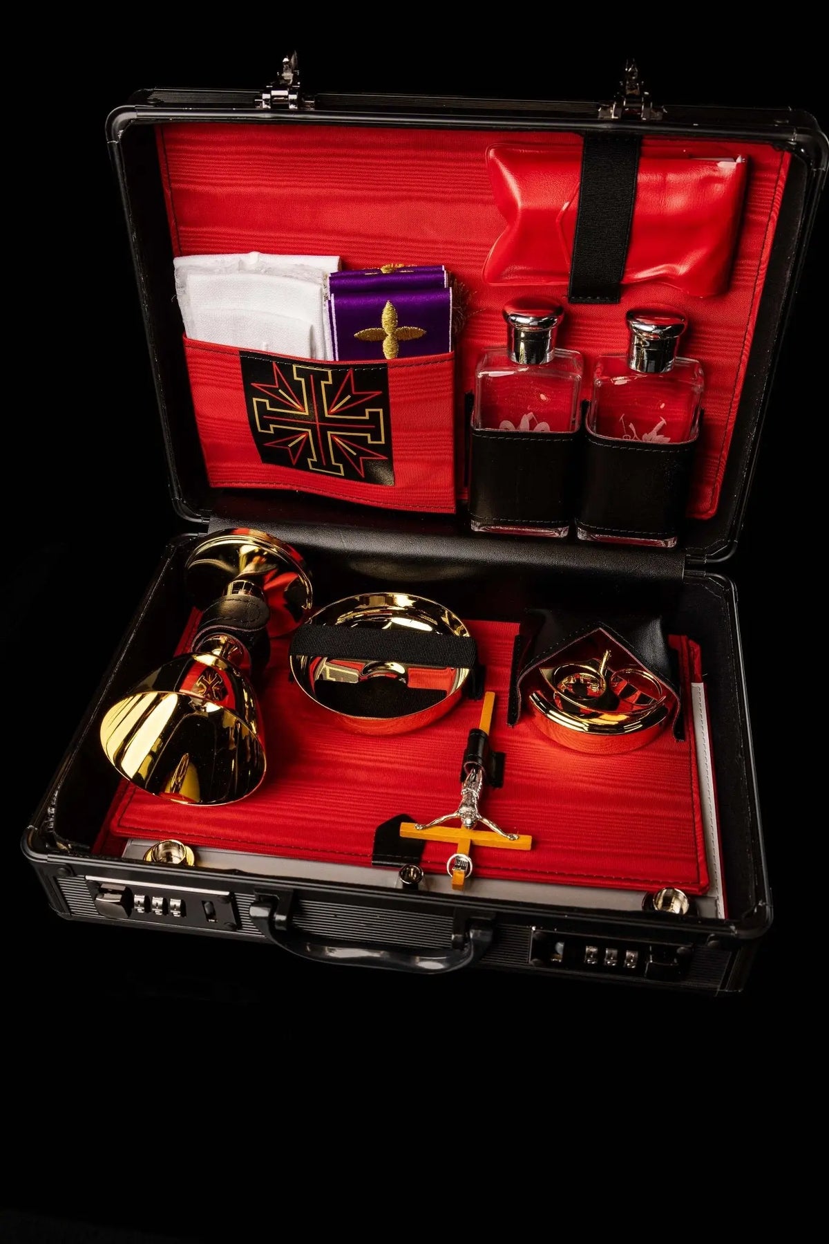 Rosso valigia missionaria con equipaggiamento liturgico, croce e accessori, vista interna