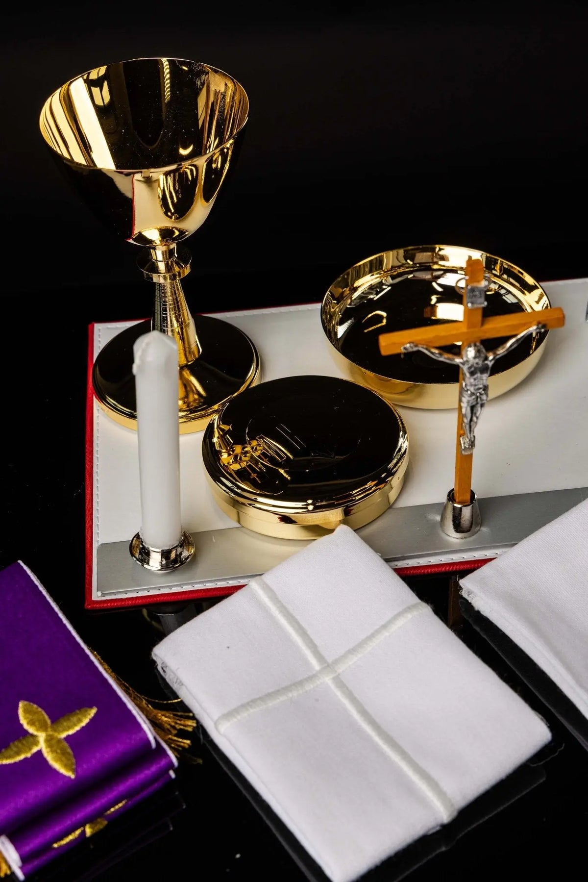 Valigia missionaria con equipaggiamento liturgico dorato, calice, patena e croce, vista dell’attrezzatura