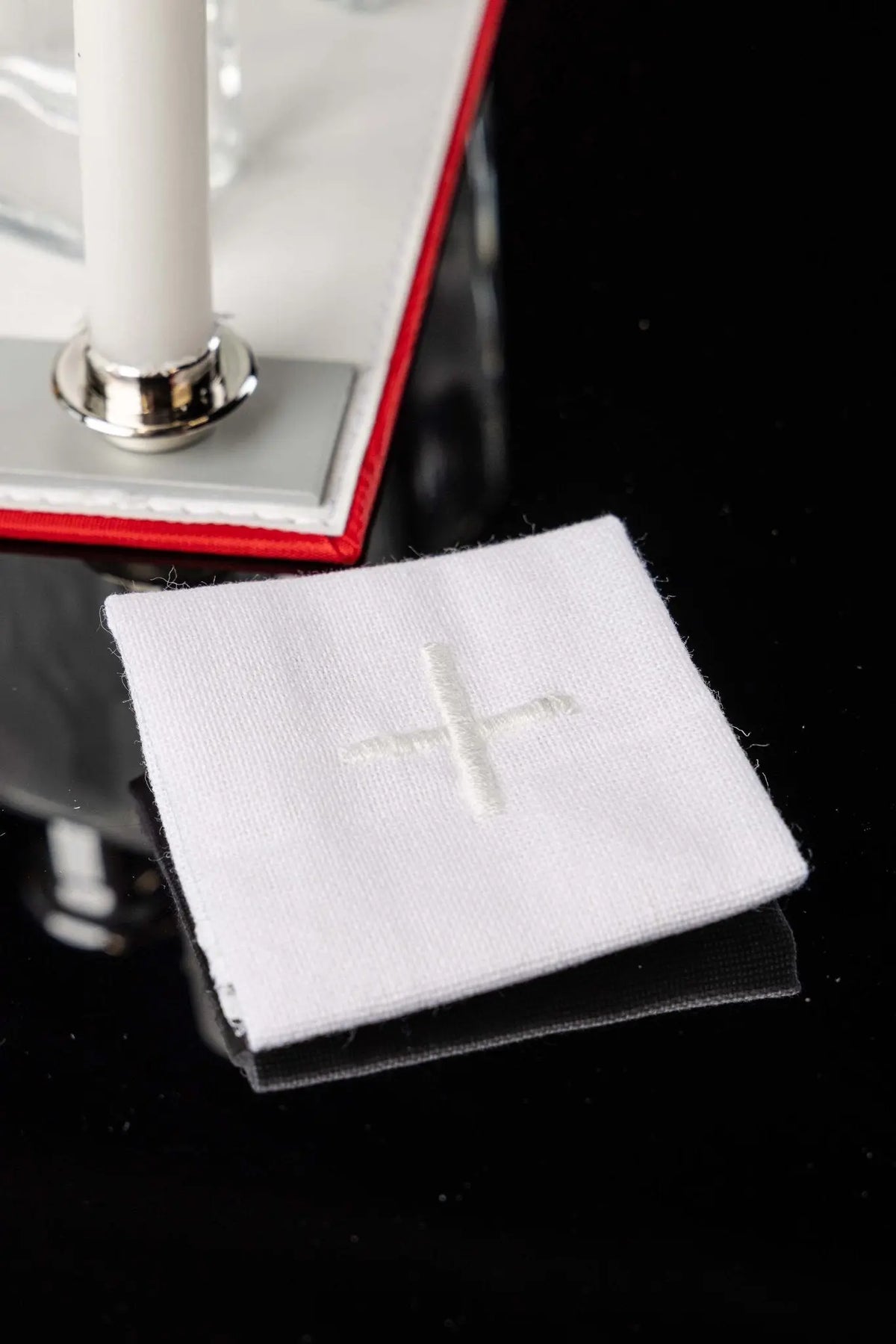 Valigia missionaria con equipaggiamento liturgico bianco, croce ricamata, dettaglio del corporale