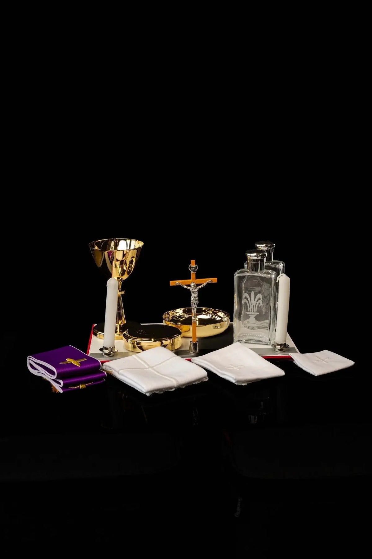 Rosso equipaggiamento liturgico della valigia missionaria, calice, croce e tessili, vista completa