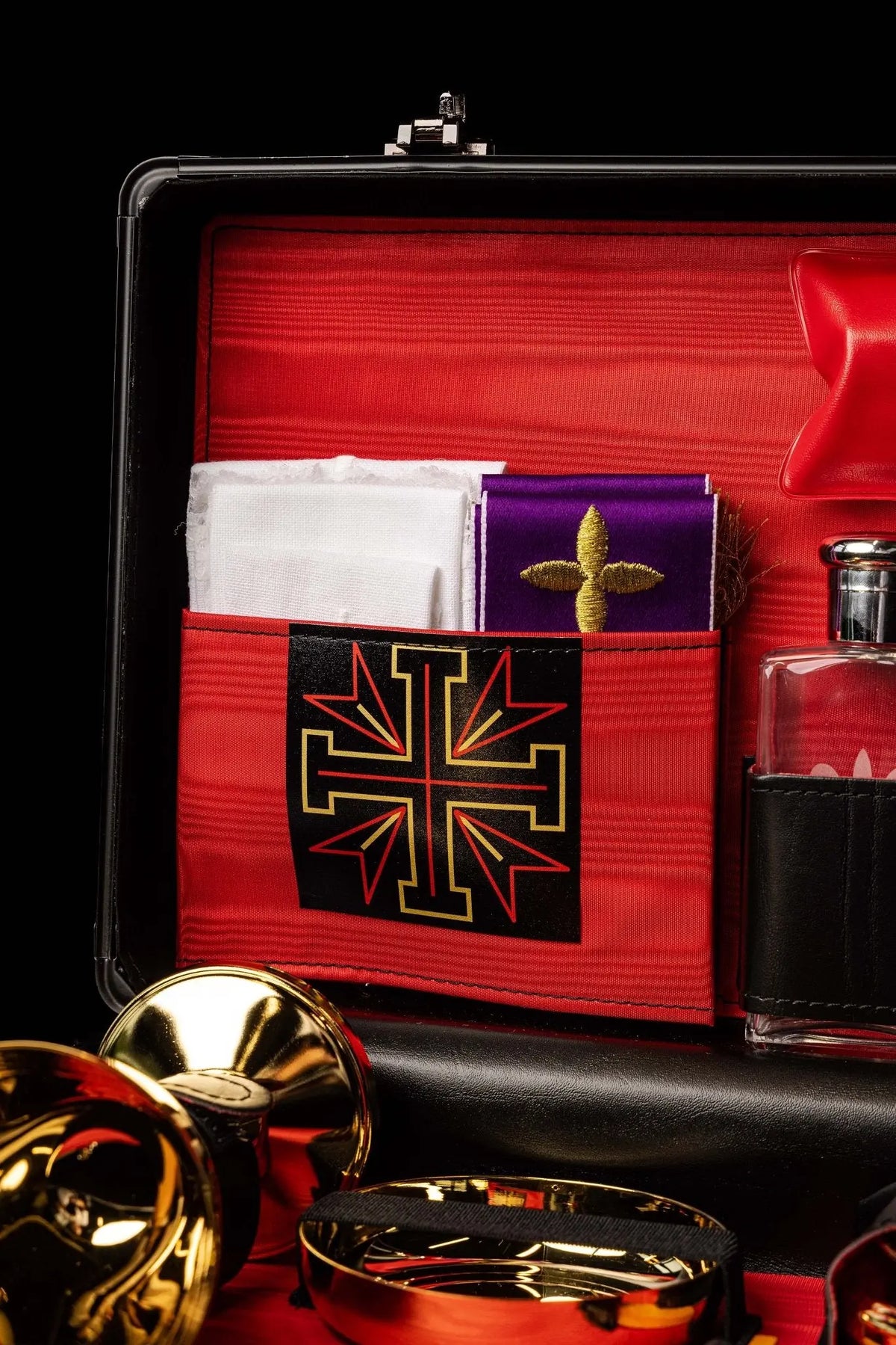 Rosso equipaggiamento liturgico con croce ricamata, tessili e accessori, primo piano