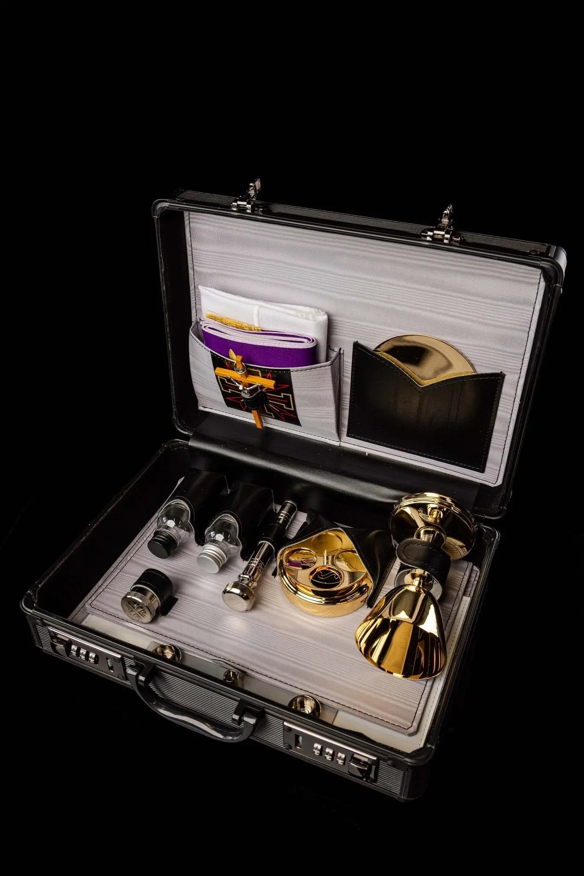 Nera valigia liturgica economica con dotazione completa, interno aperto con paramenti e accessori