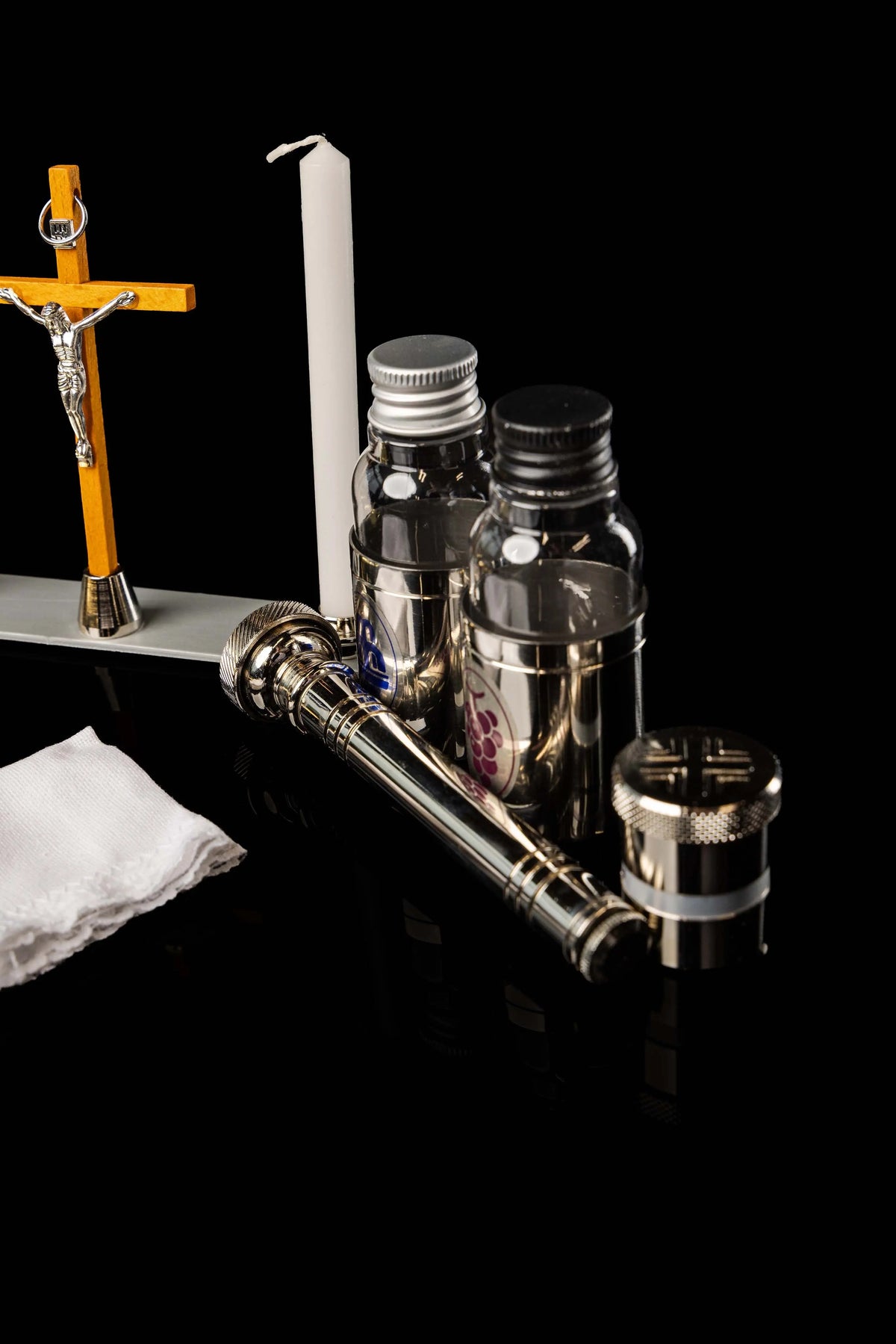 Valigetta liturgica da viaggio per missioni con croce, vista aperta con accessori