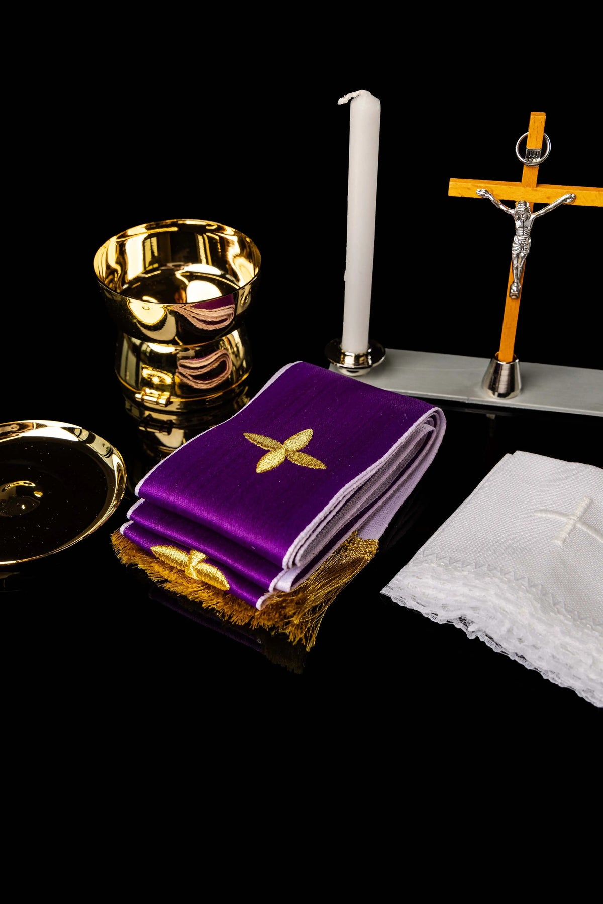 Valigetta liturgica bordeaux con purificatorio viola ricamato e croce, dettaglio del corredo